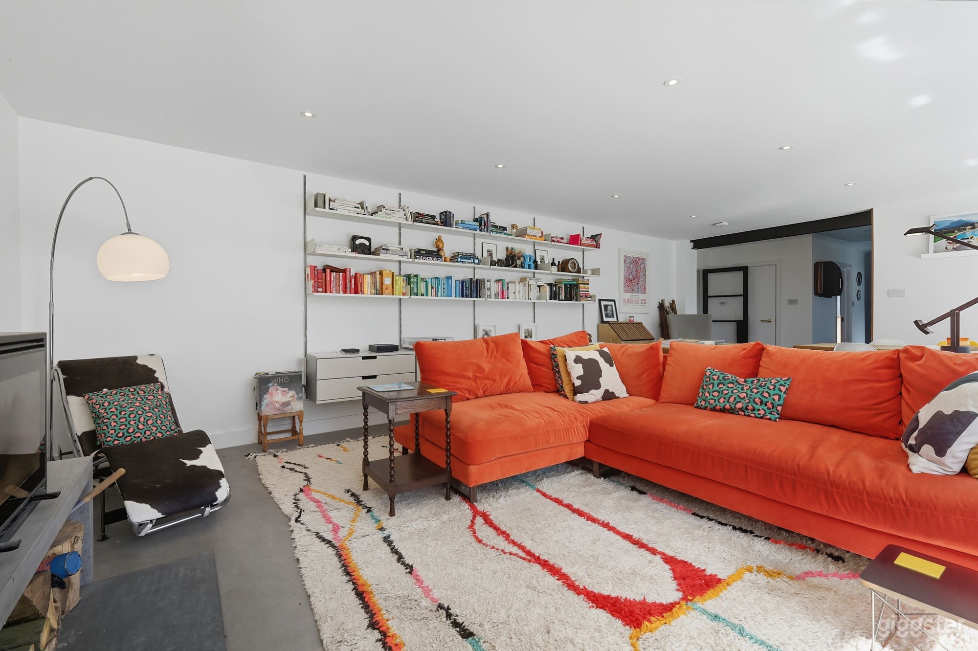 Stylish Refurbished 5 Bed Home with Natural Light & Open Photo 2