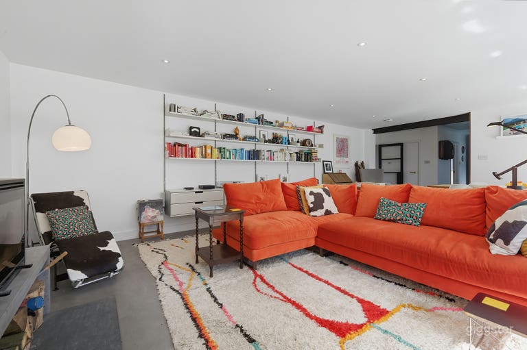  Stylish Refurbished 5 Bed Home with Natural Light & Open 