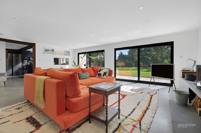  Stylish Refurbished 5 Bed Home with Natural Light & Open 