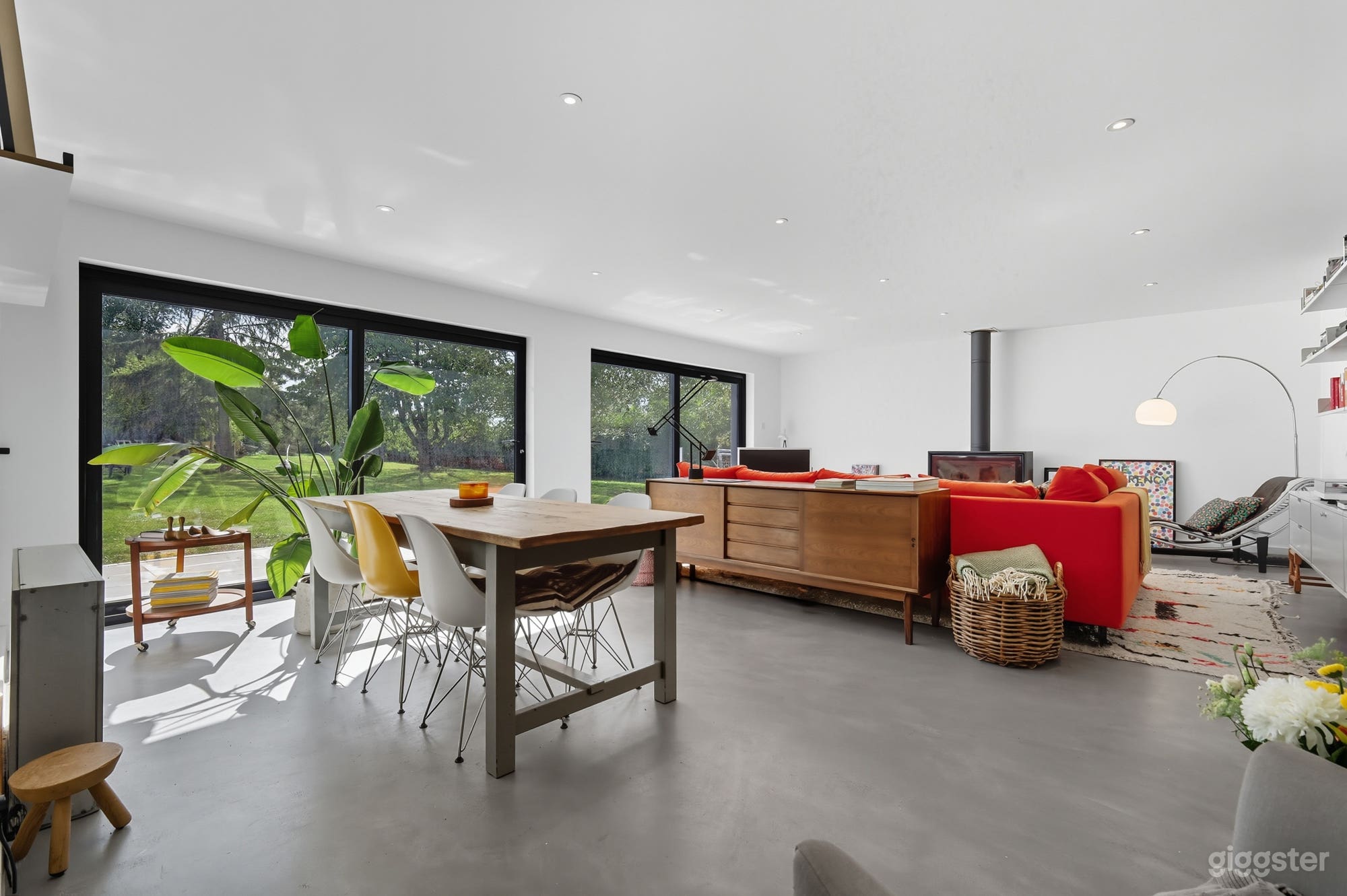 Stylish Refurbished 5 Bed Home with Natural Light & Open Photo 4