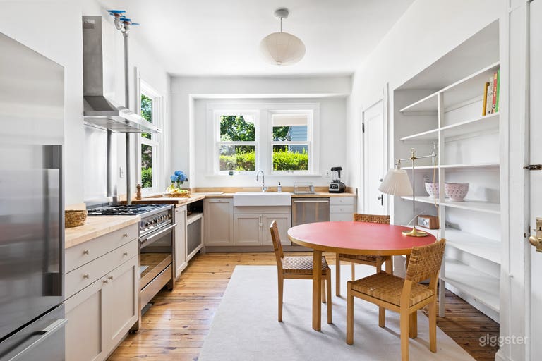  Airy and bright Kitchen 