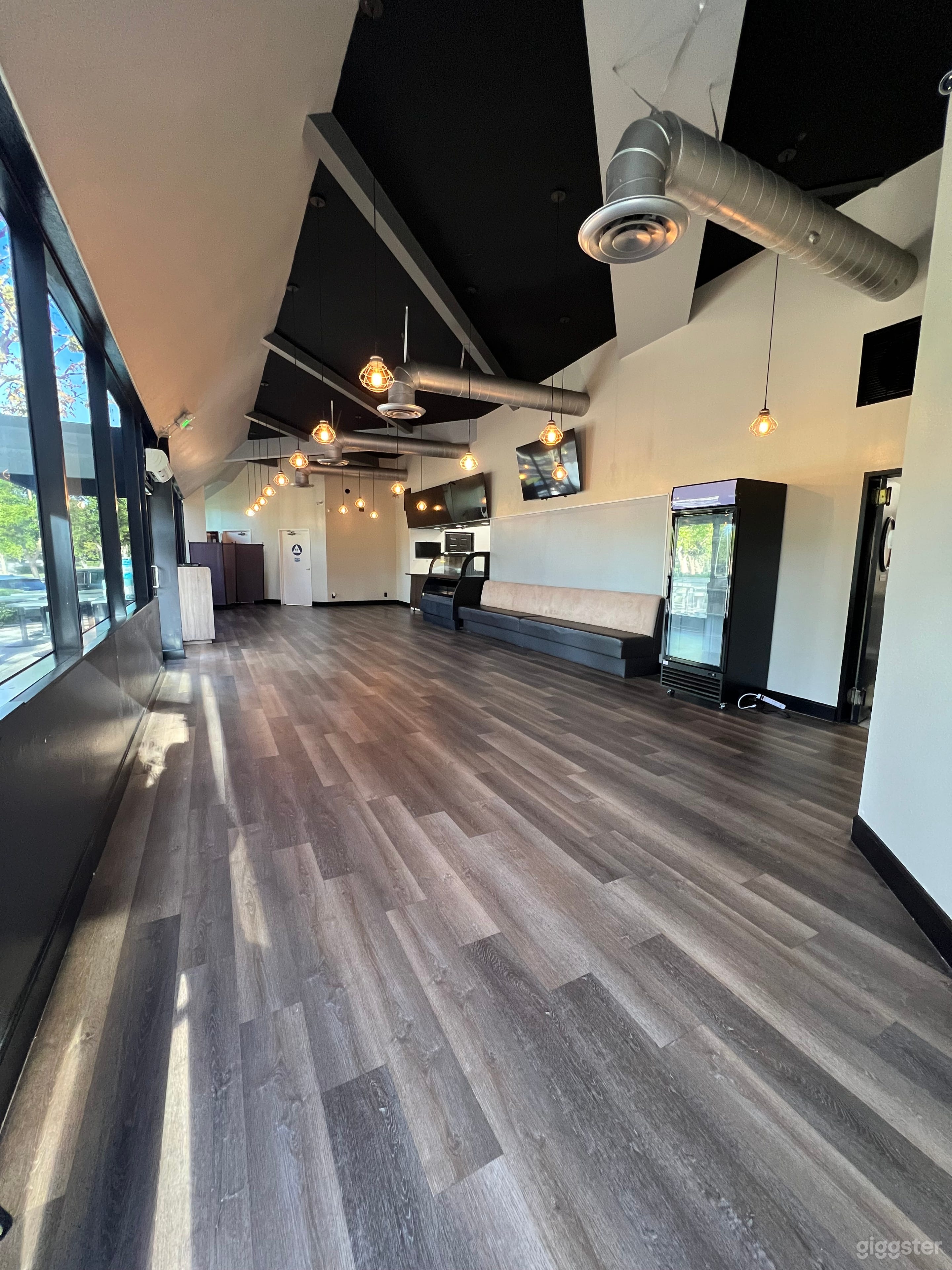 Woodland Hill's Modern Cafe Photo 2