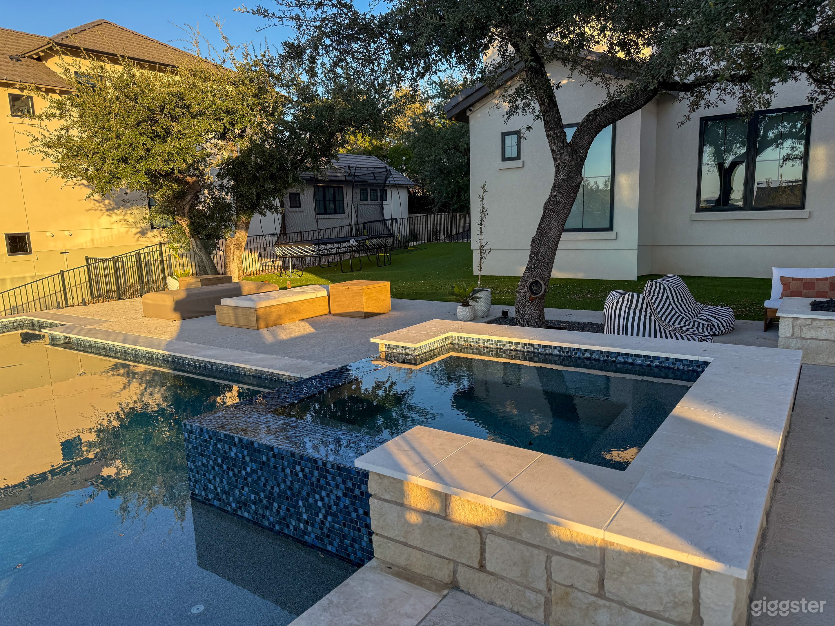 Hill Country Modern Estate — Infinity Pool, Fire Pit, 6 Sets Photo 1