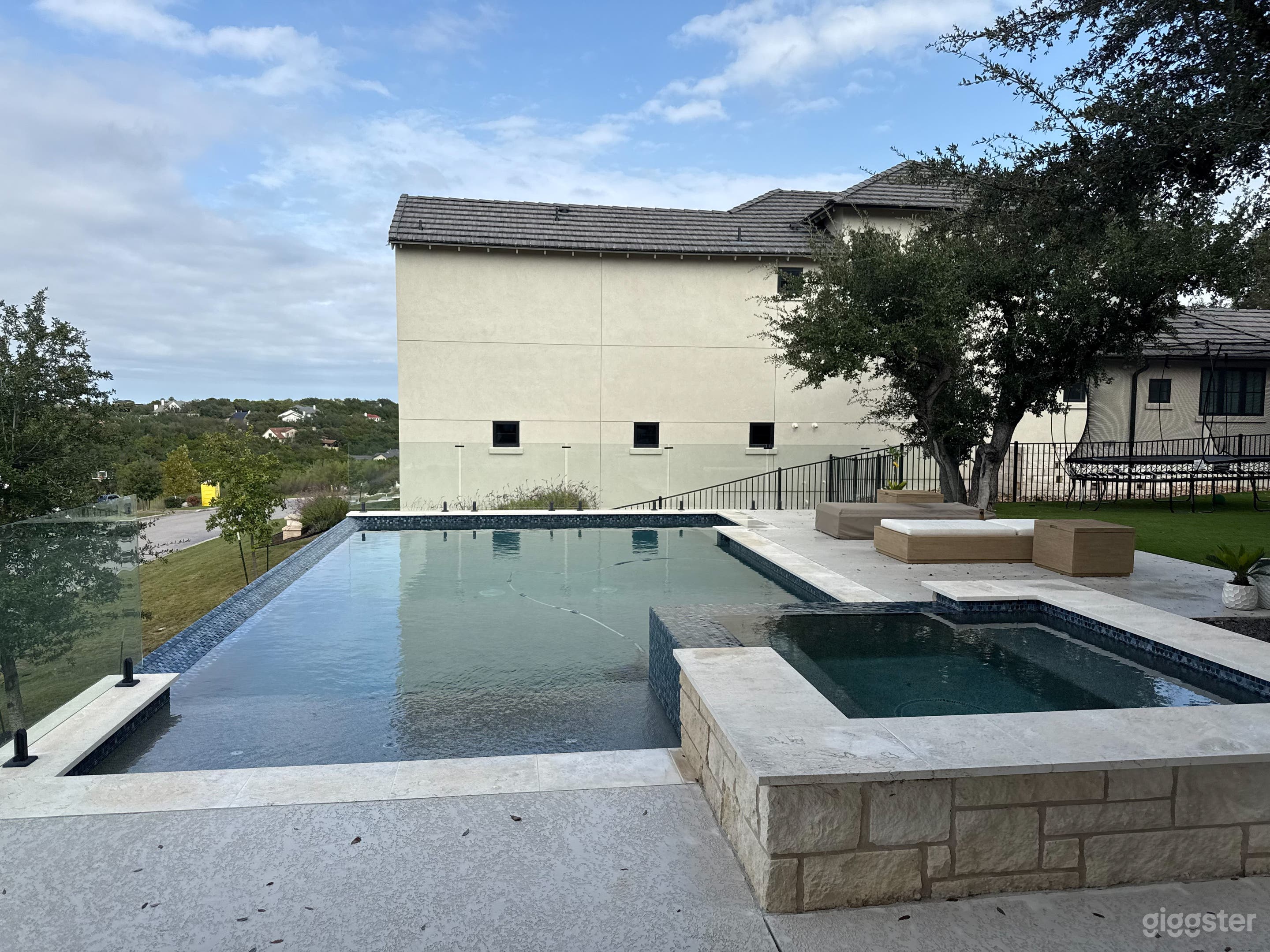 Hill Country Modern Estate — Infinity Pool, Fire Pit, 6 Sets Photo 4