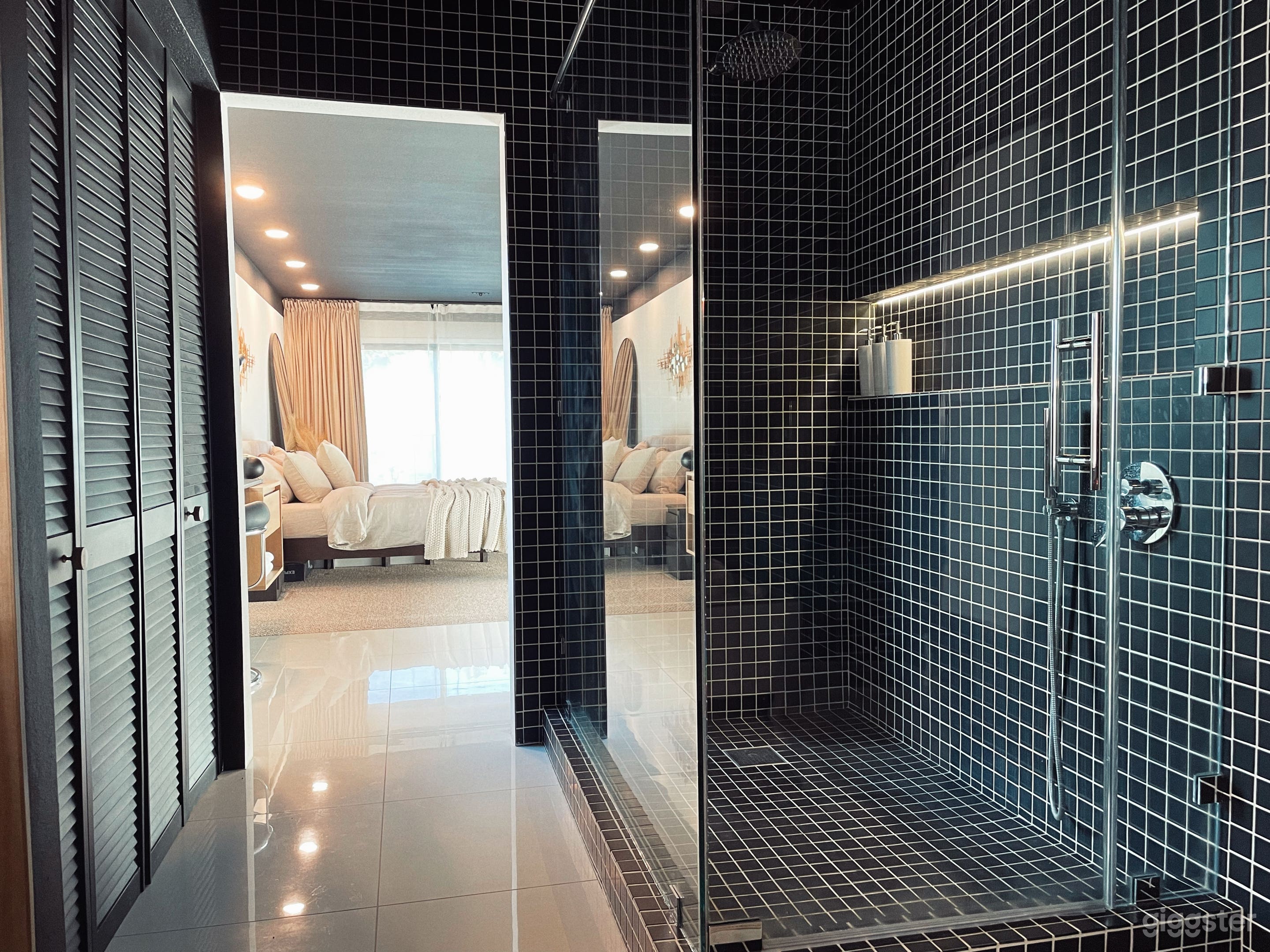 Contemporary suite with round tub, black bathroom Photo 4