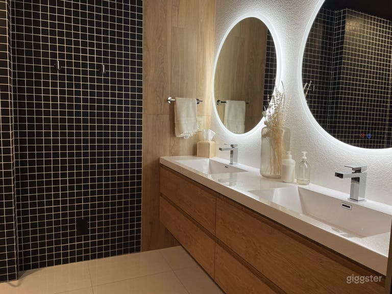  Contemporary suite with round tub, black bathroom 