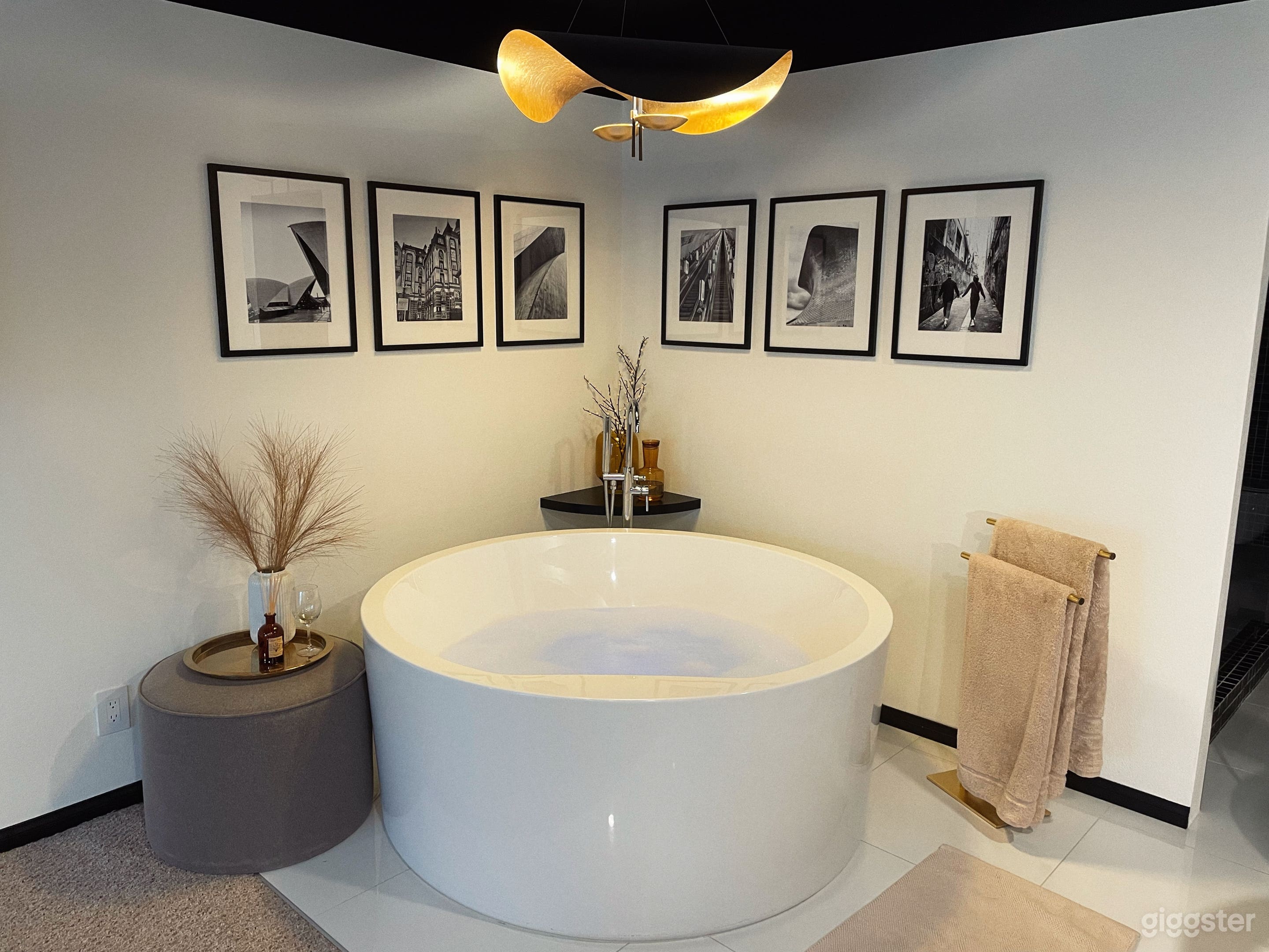 Contemporary suite with round tub, black bathroom Photo 3