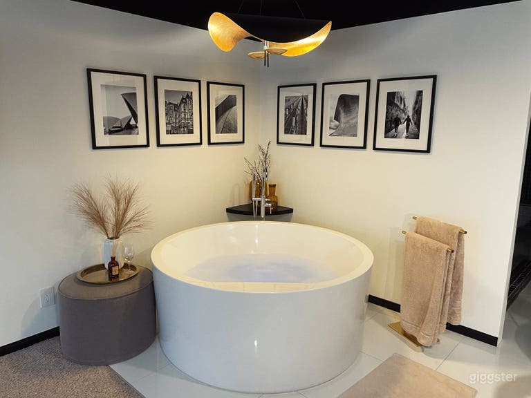  Contemporary suite with round tub, black bathroom 