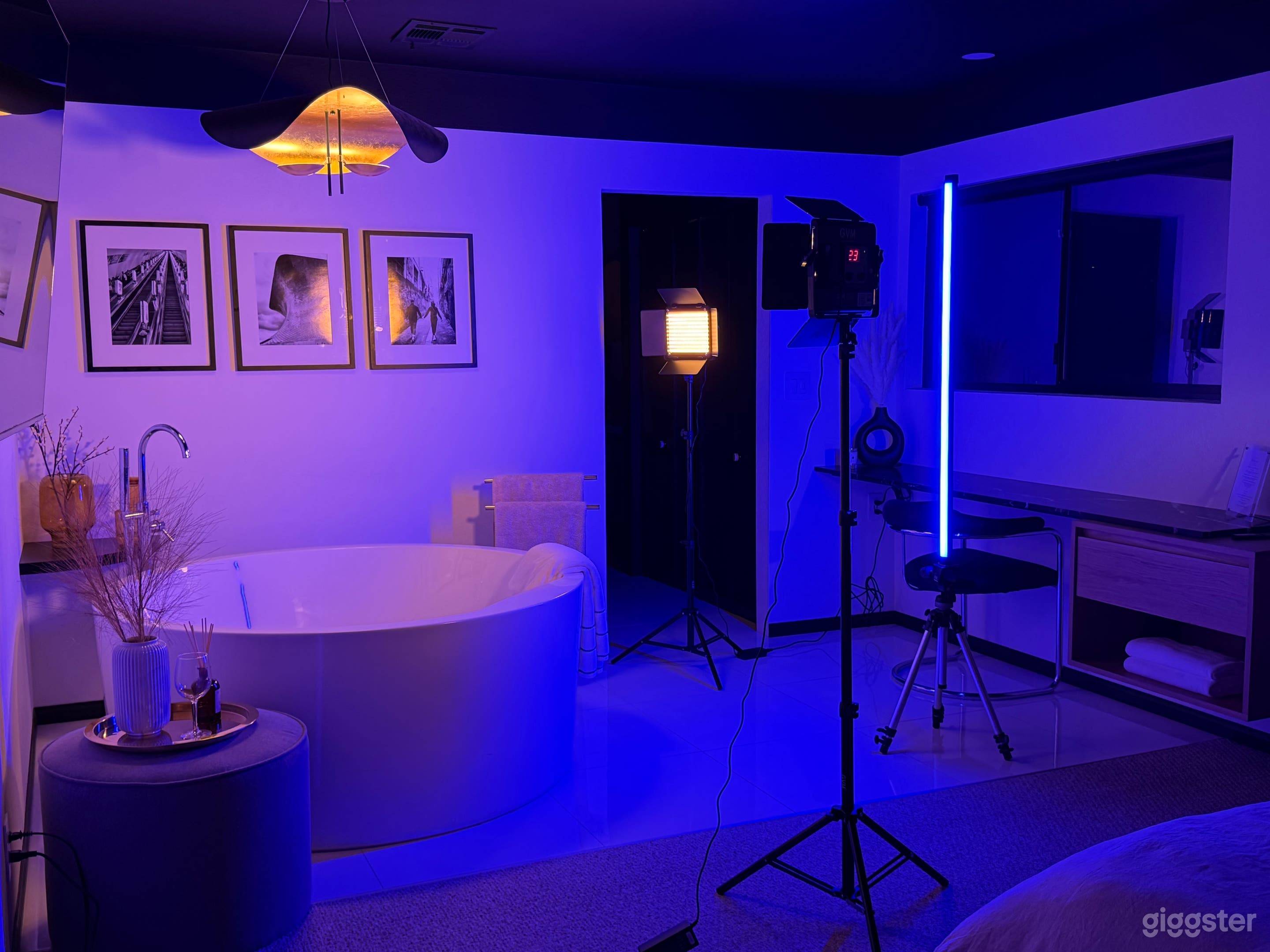 Contemporary suite with round tub, black bathroom Photo 2