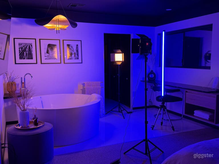  Contemporary suite with round tub, black bathroom 