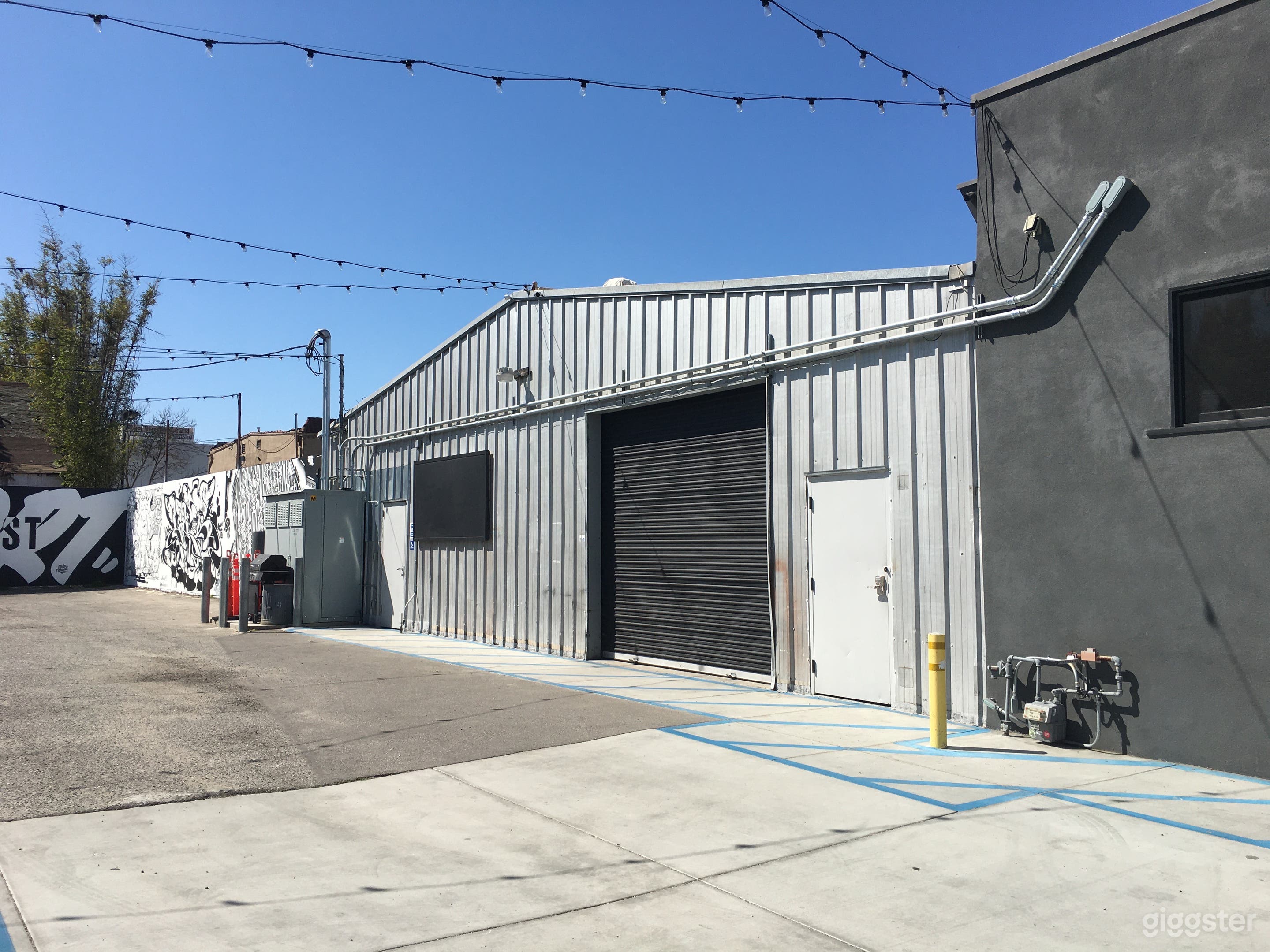 Outdoor Mural Art Lot in Mid-City Los Angeles Photo 3