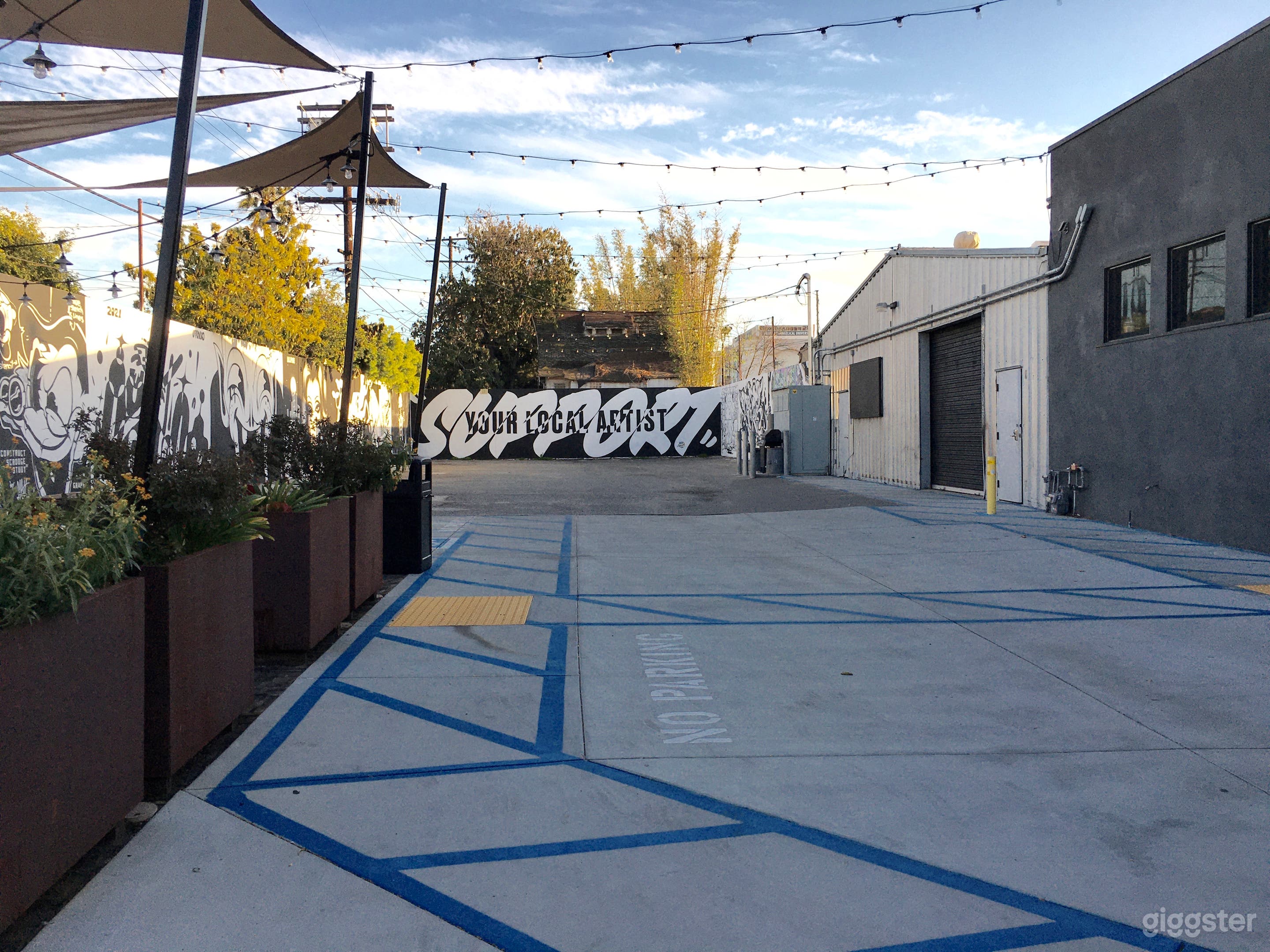 Outdoor Mural Art Lot in Mid-City Los Angeles Photo 2