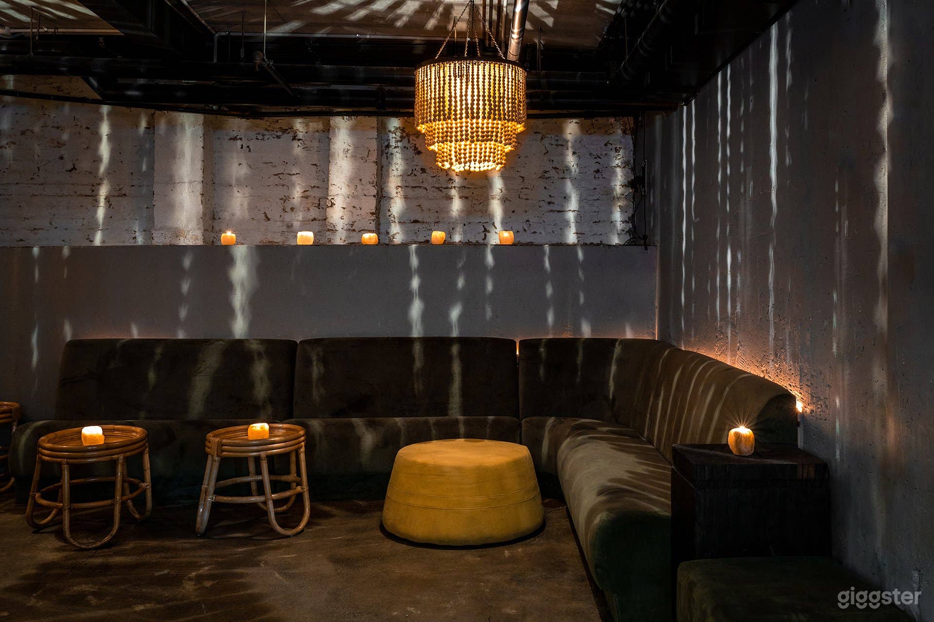 The VIP Side Room  Photo 4