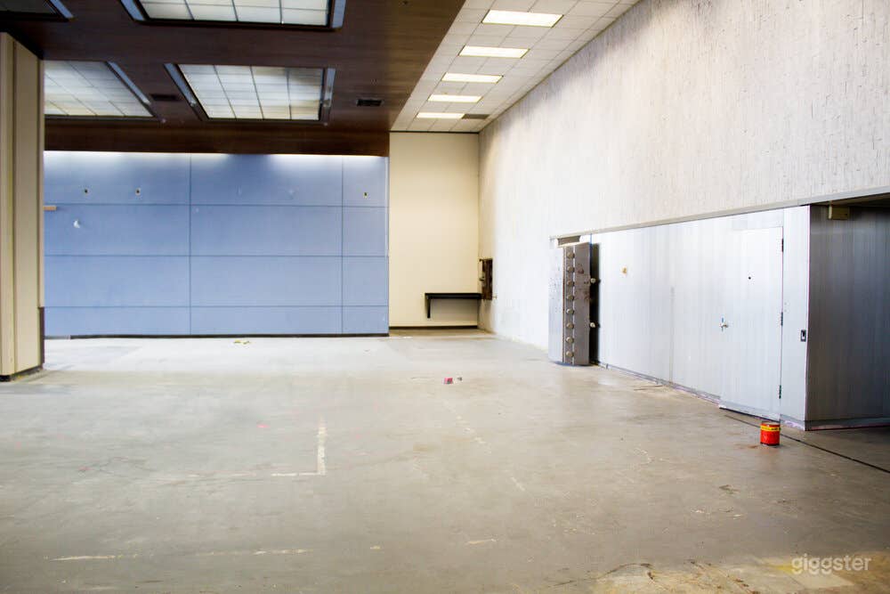 Blank Ground floor bank suite Photo 3