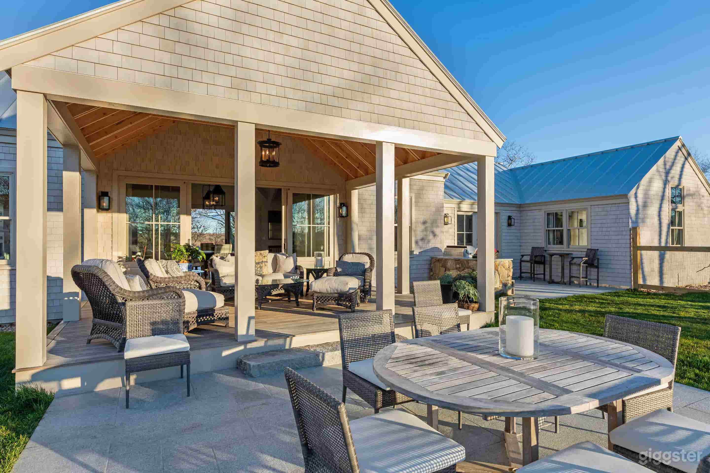 Exquisitely Designed Contemporary Coastal Home Photo 4