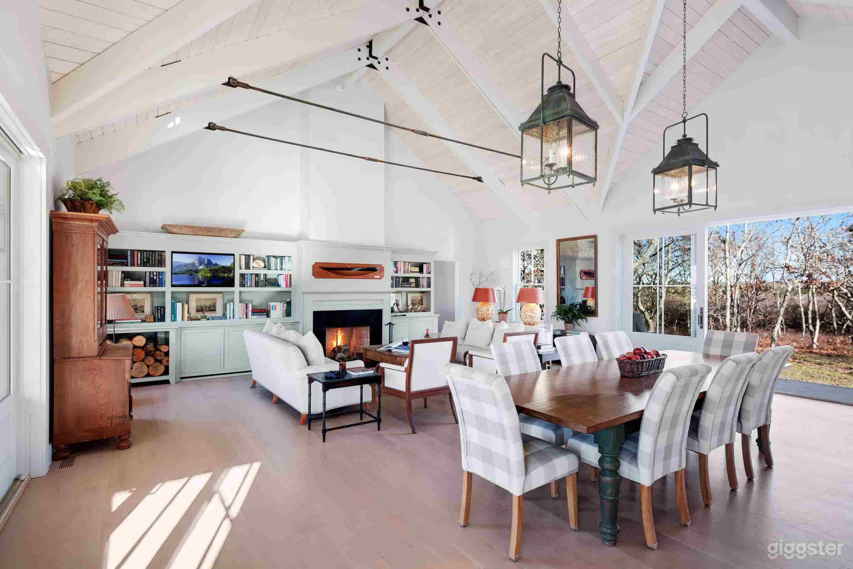 Exquisitely Designed Contemporary Coastal Home Photo 3