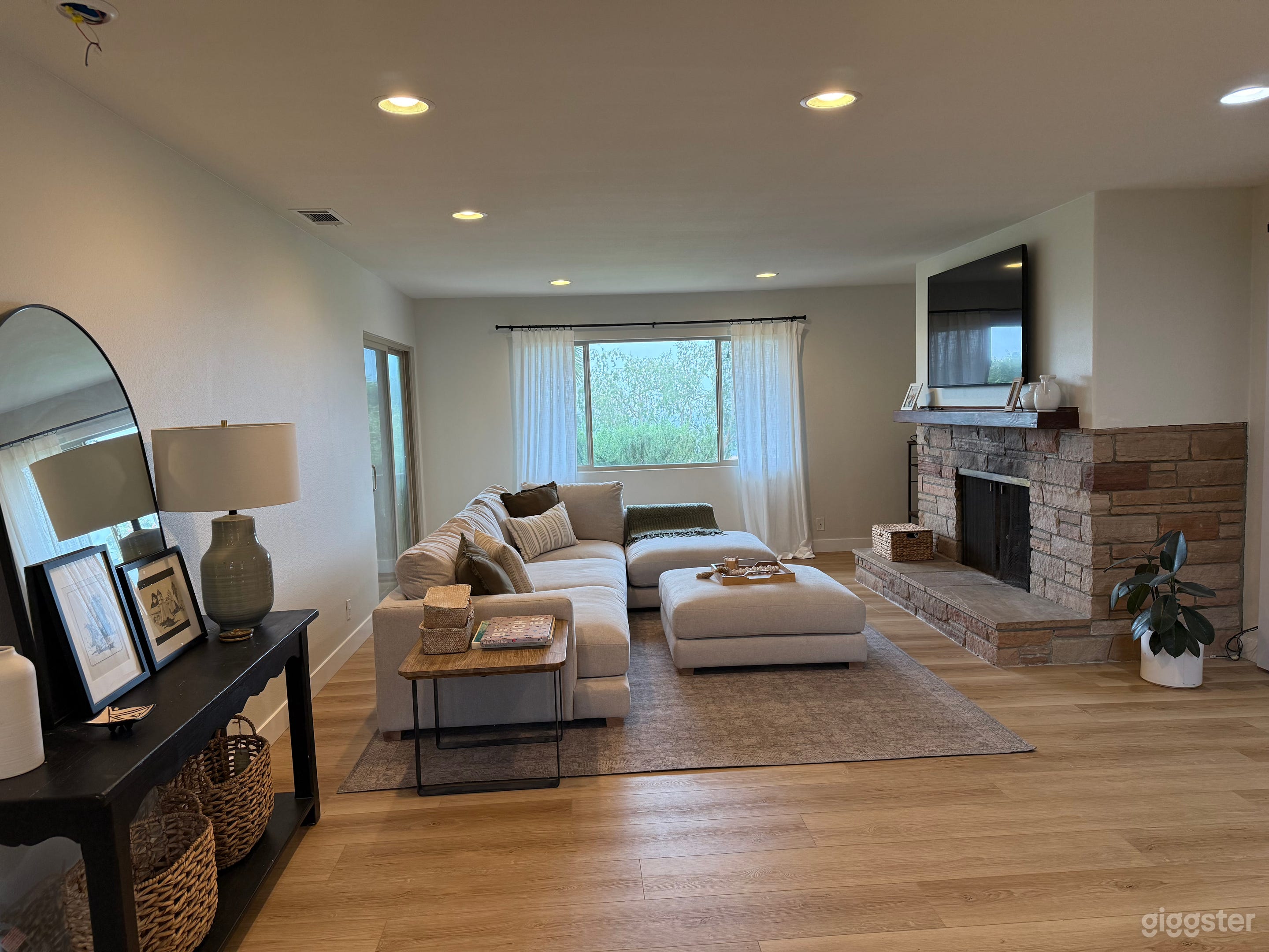 Ocean and Mountain View California Ranch Home Photo 4