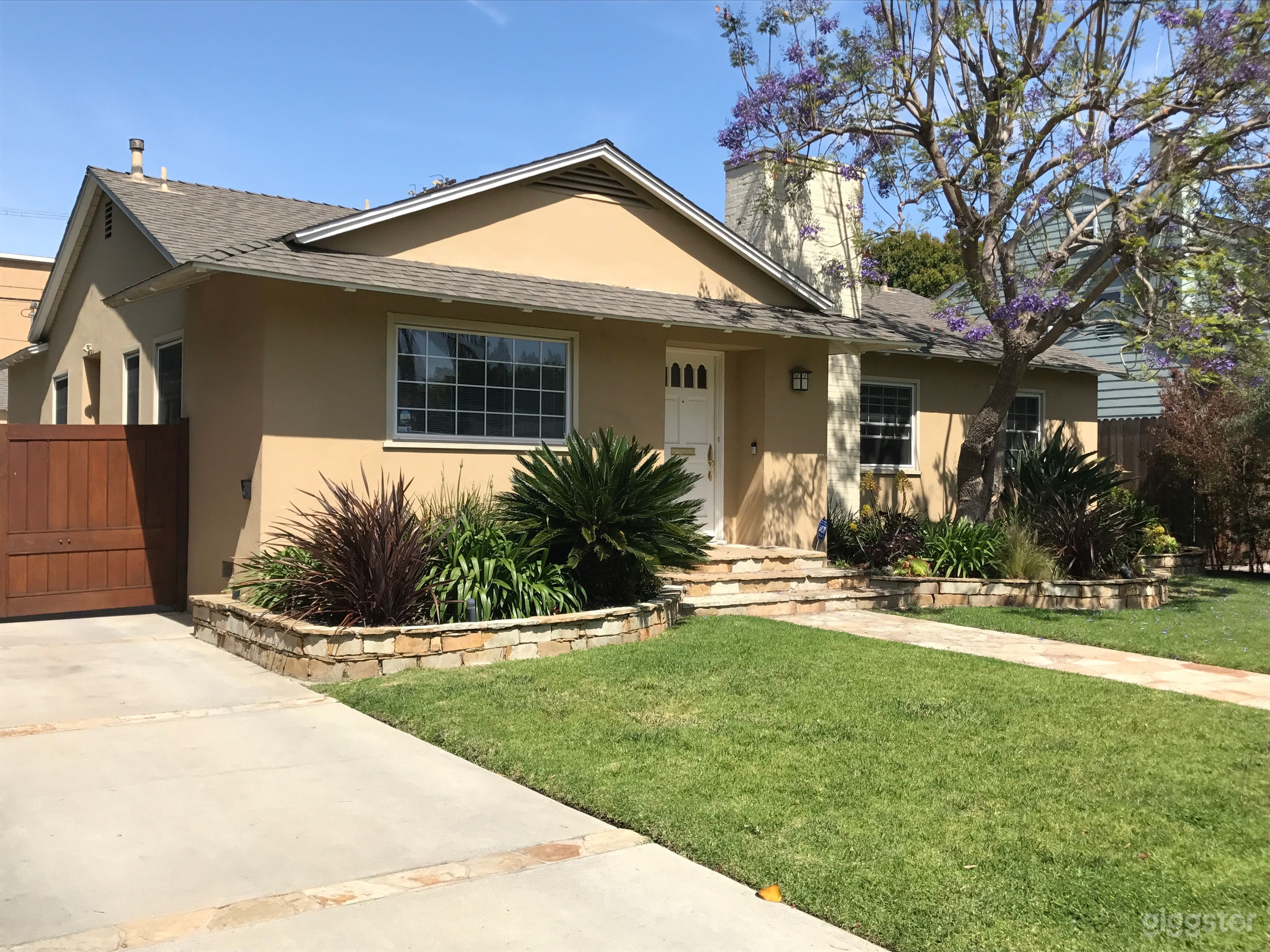 Street is large and lot is flat.
Neighbors are film friendly.
