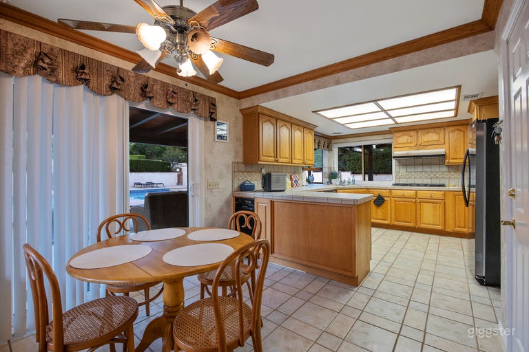  Iconic 80s Home With Pool, Spa, Firepit & Large Yard 