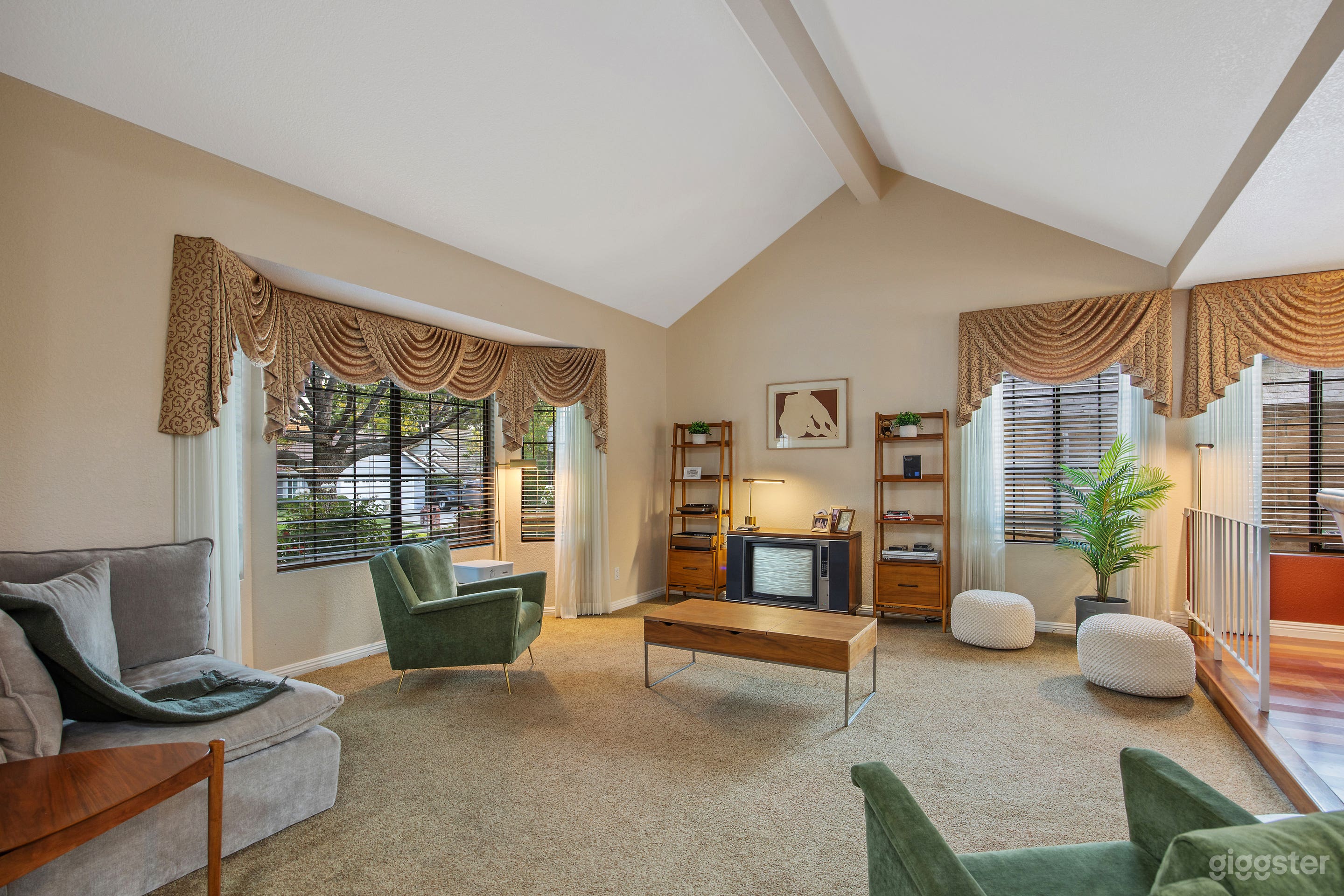 Iconic 80s Home With Pool, Spa, Firepit &amp; Large Yard Photo 2