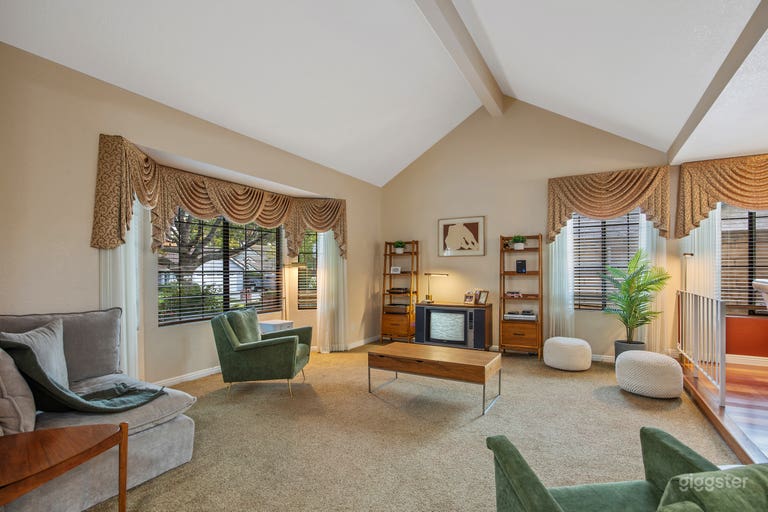  Iconic 80s Home With Pool, Spa, Firepit & Large Yard 