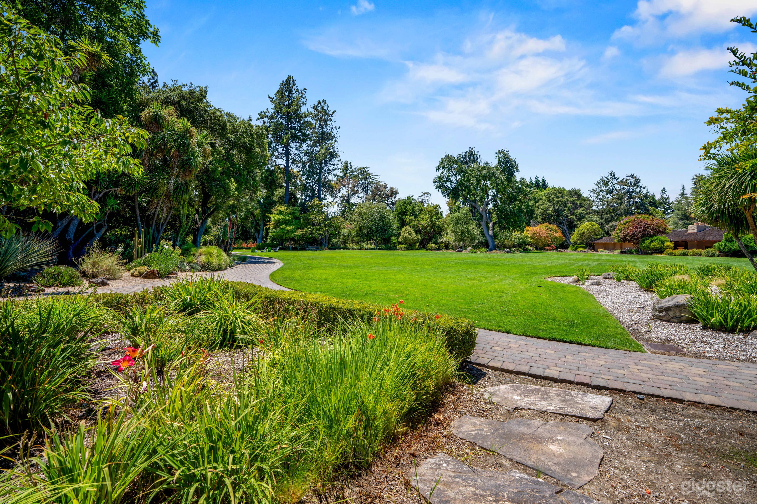 Stunning Indoor/Outdoor Photography & Conference Space Photo 1