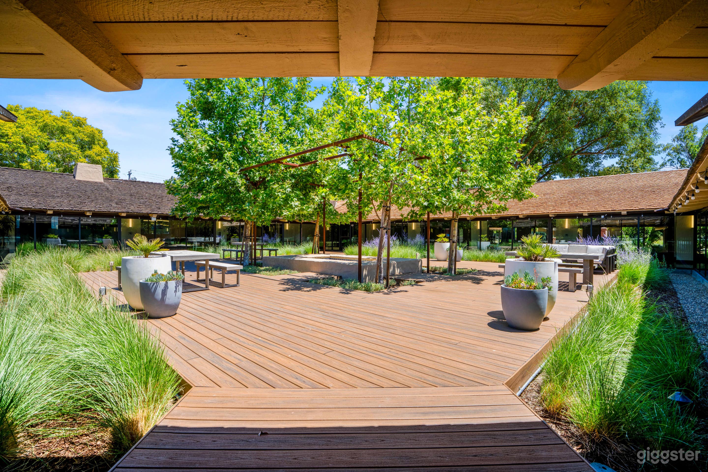 Stunning Indoor/Outdoor Photography & Conference Space Photo 3