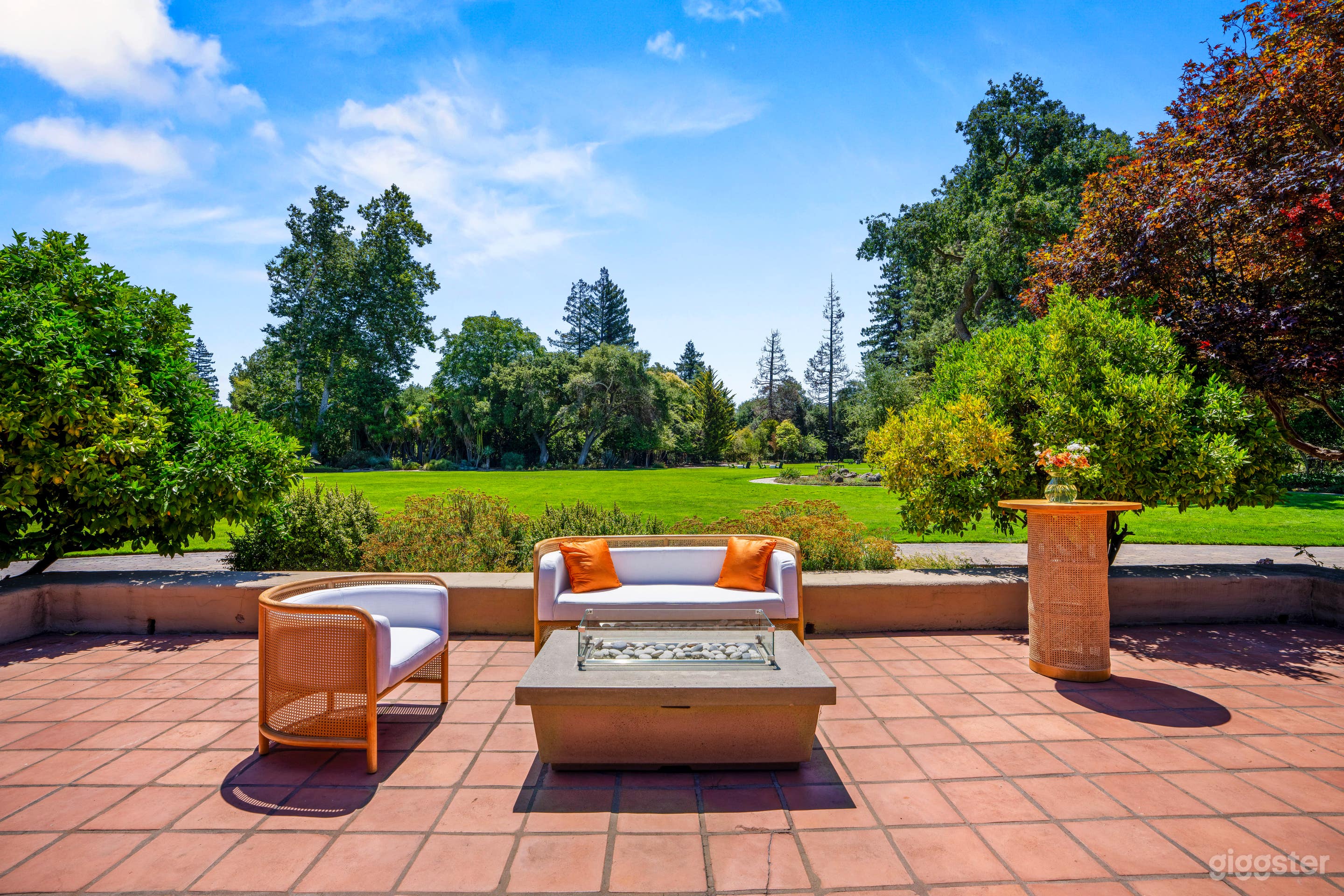 Stunning Indoor/Outdoor Photography & Conference Space Photo 4