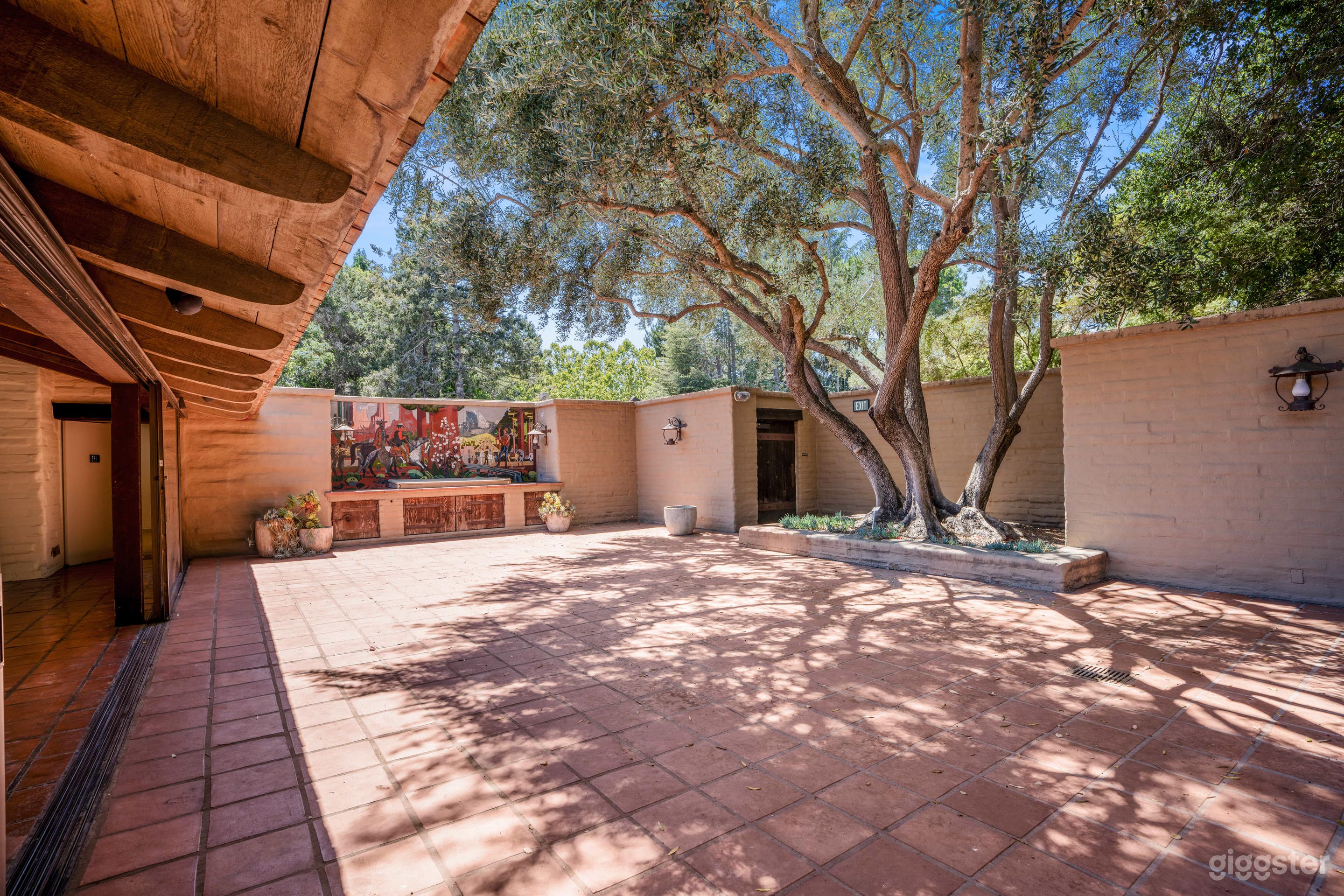 Stunning Indoor/Outdoor Photography & Conference Space Photo 2