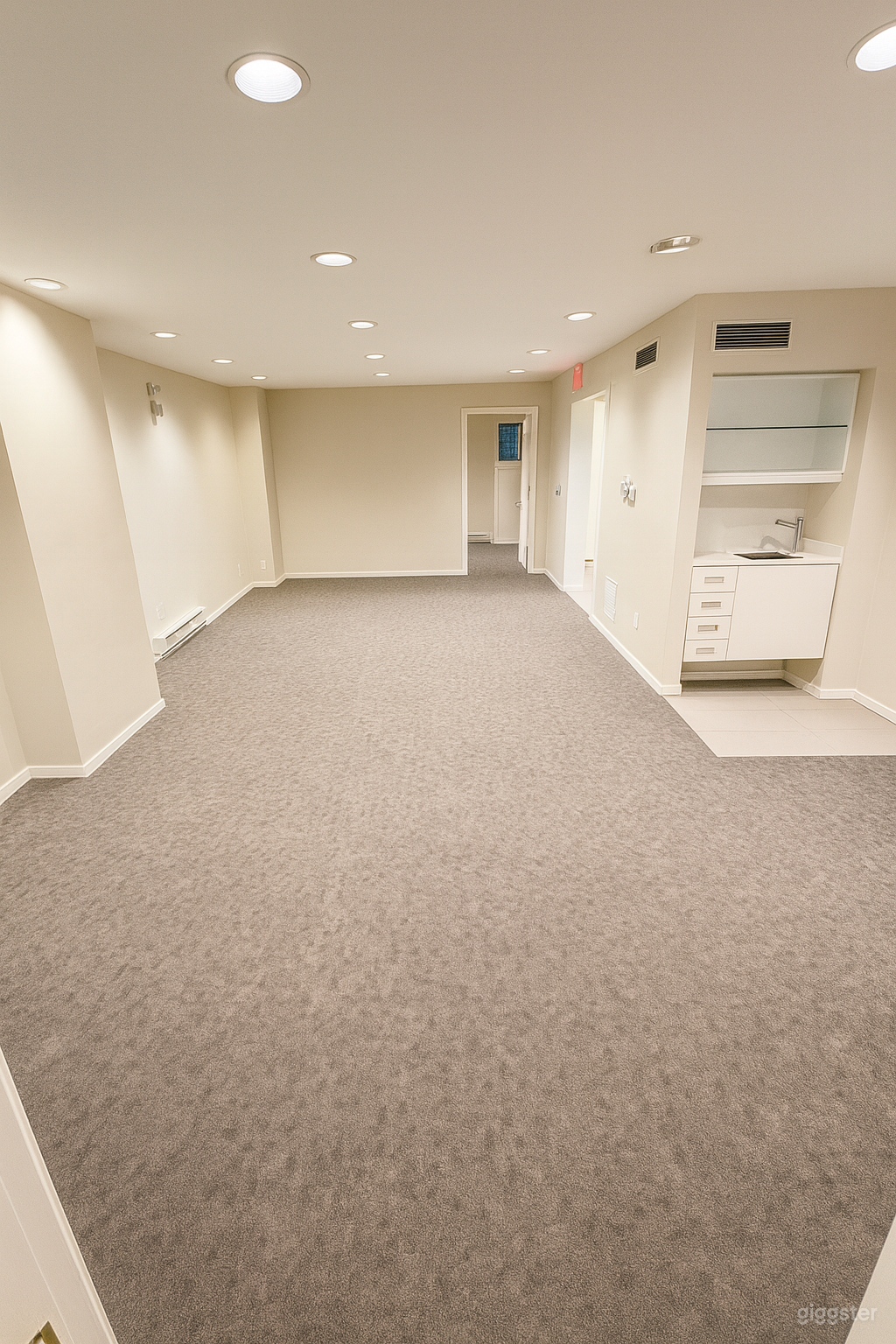 Clean Creative Studio for Meetings, Workshops &amp; Production Photo 4