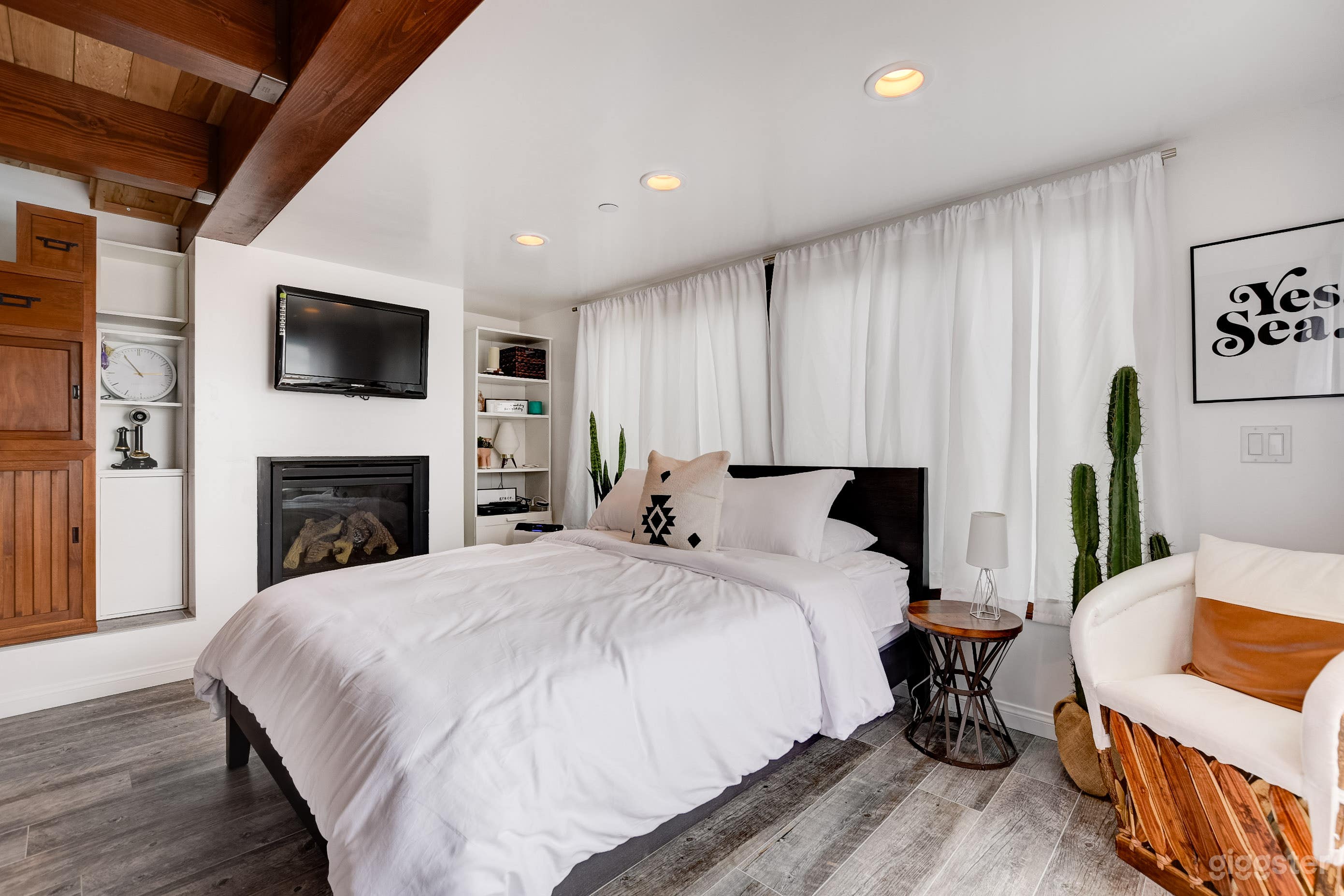 Eclectic Beach Bungalow Steps from Beach  Photo 4