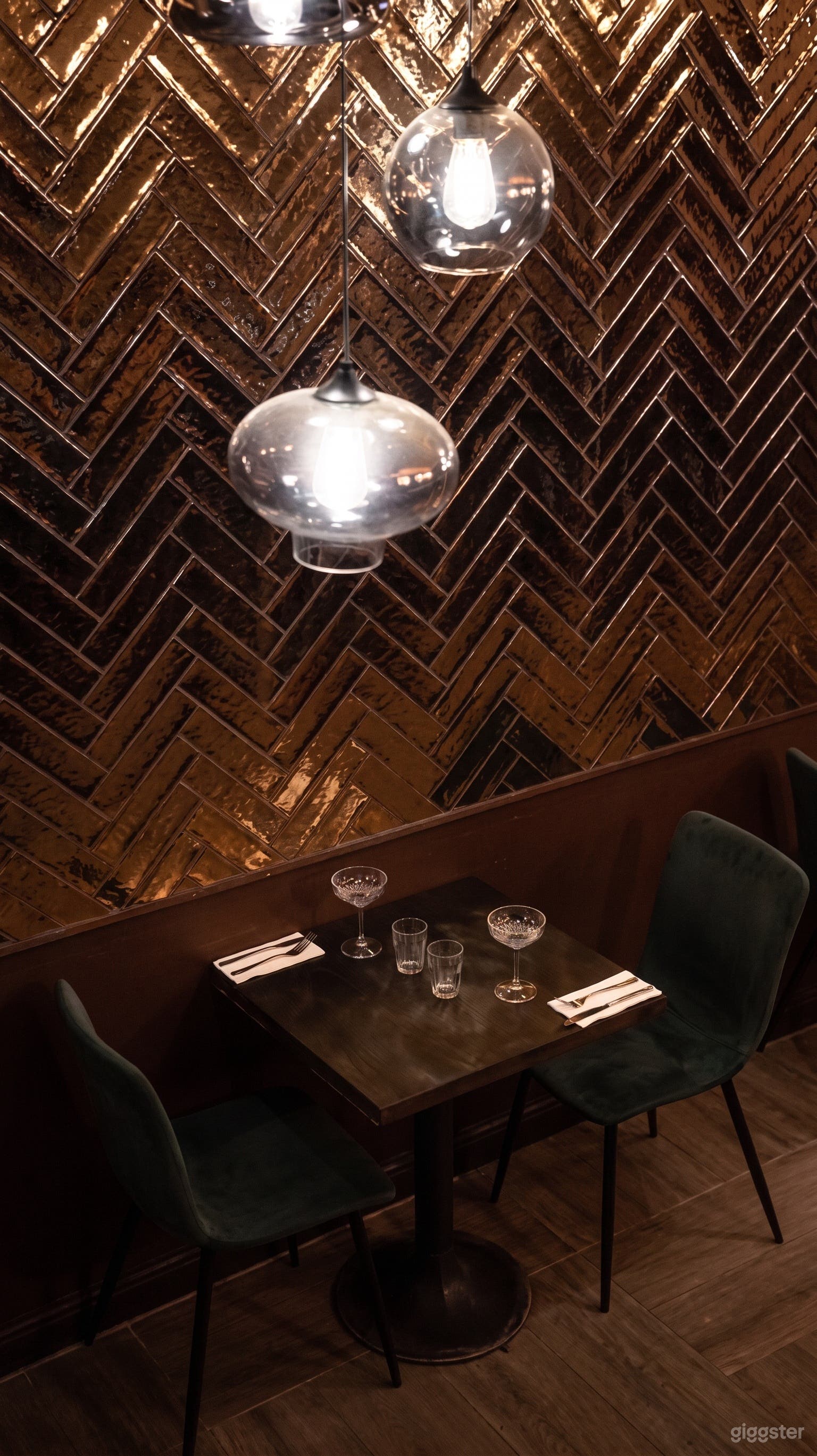 Upscale Dining and Cocktail Venue with Modern Design Photo 3