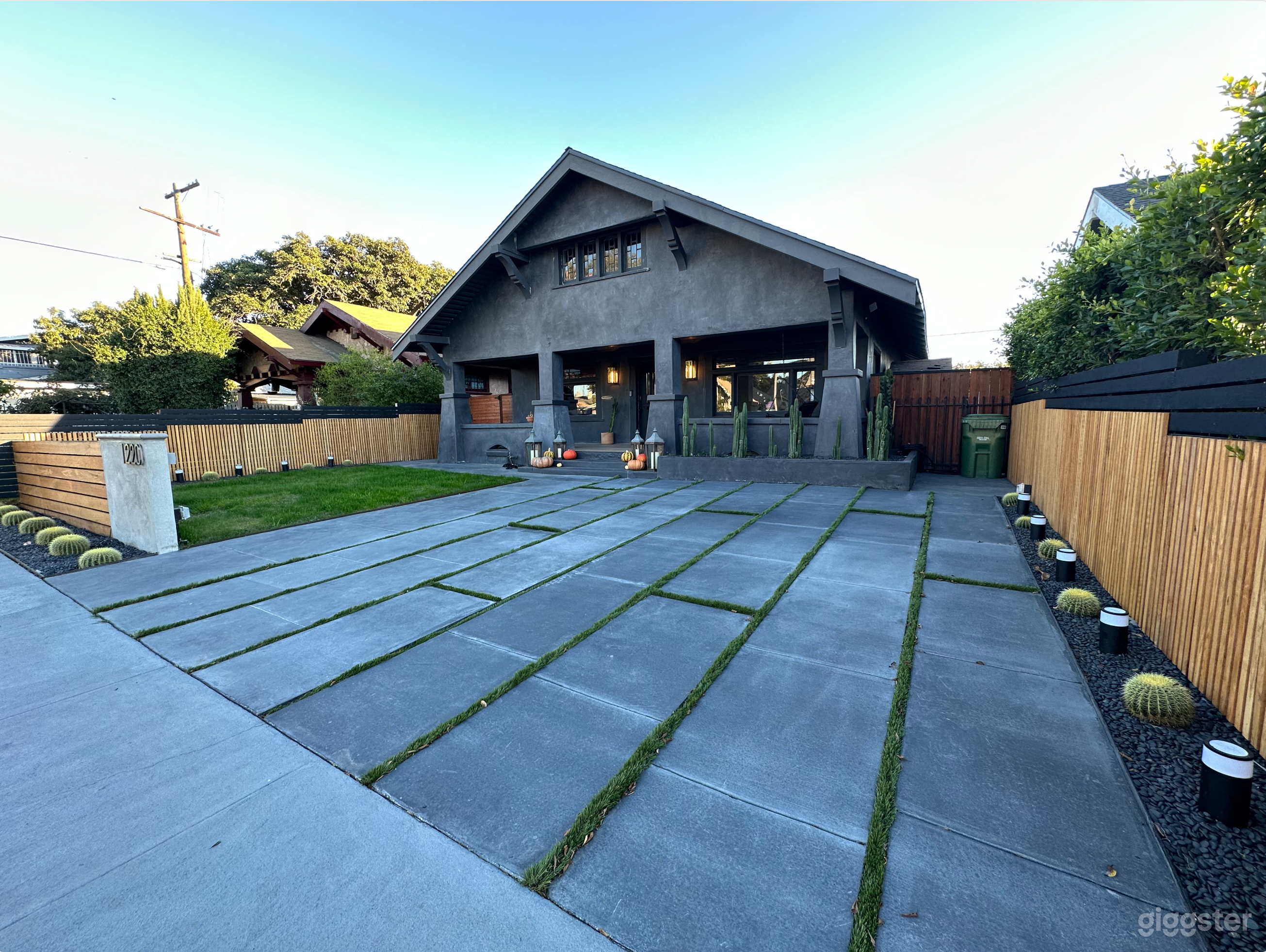 Modern Craftsman house in south LA Photo 2