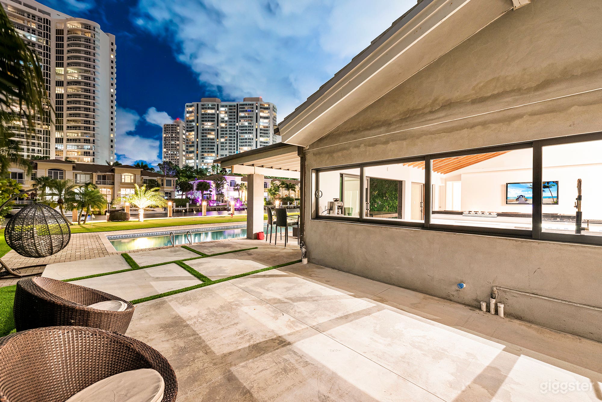 WATERFRONT OASIS: VILLA ASTRO Photo 4