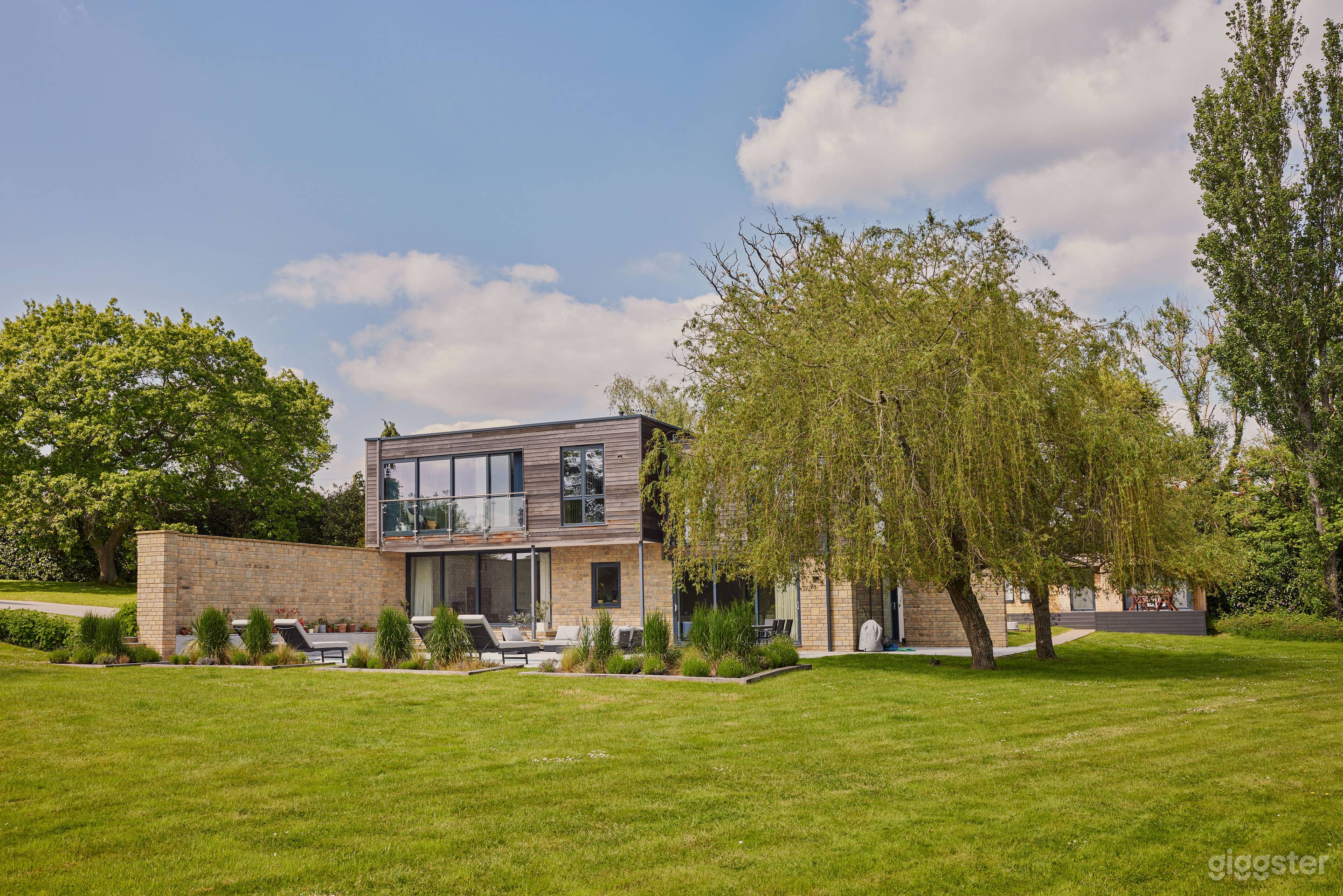 Surrey Hills Home With Swimming Pool and Countryside Views Photo 3
