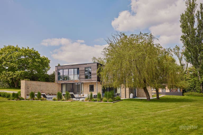  Surrey Hills Home With Swimming Pool and Countryside Views 