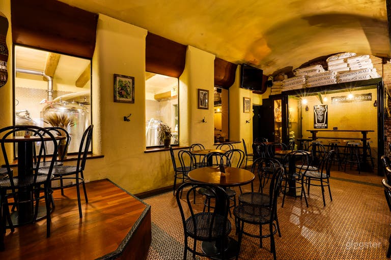  Joya Oculta de Pub-Cervecería Rústica en el Centro de Barcelona 