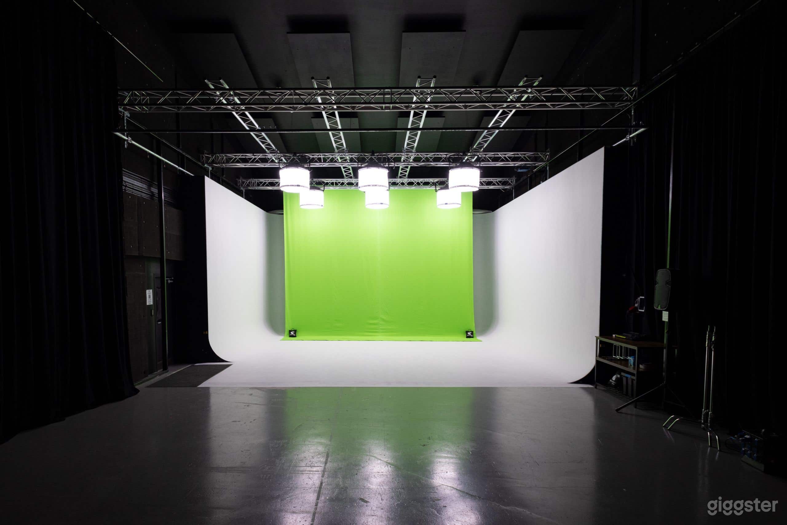 Studio 1  - The White Infinity Cove Photo 3