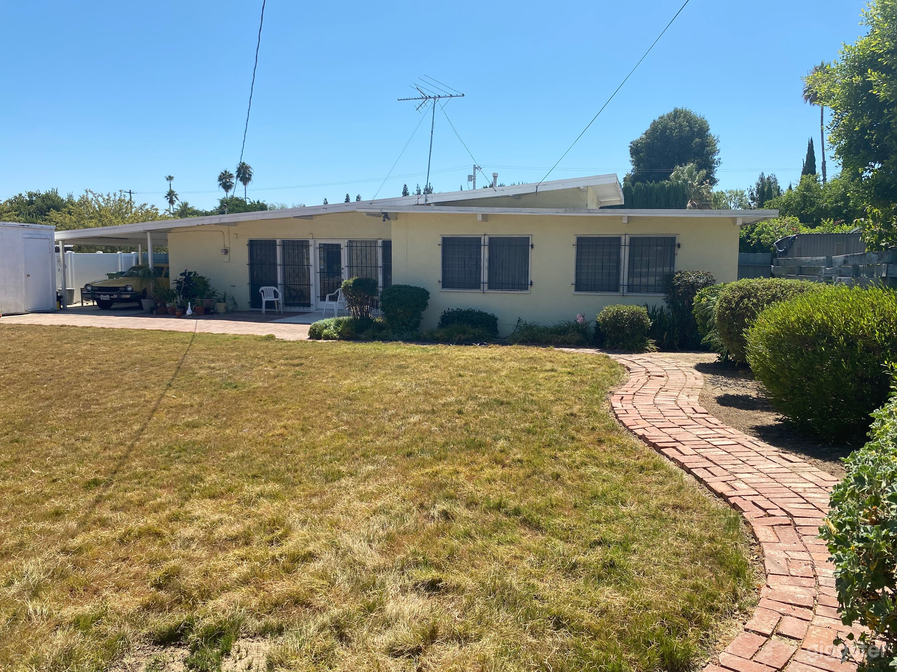 Mid Century Modern Home Exterior Large Lot Garden Photo 4