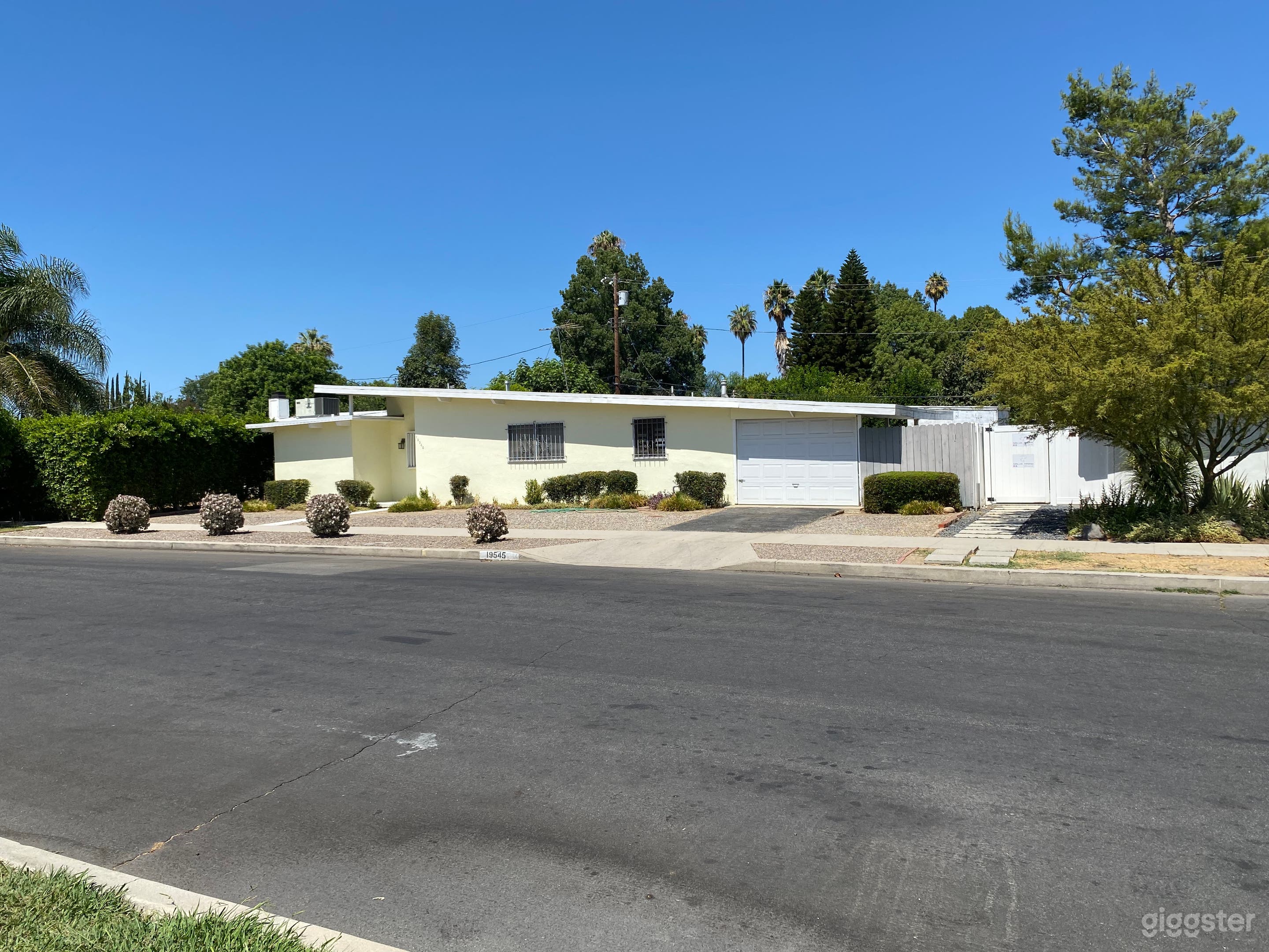 Mid Century Modern Home Exterior Large Lot Garden Photo 3