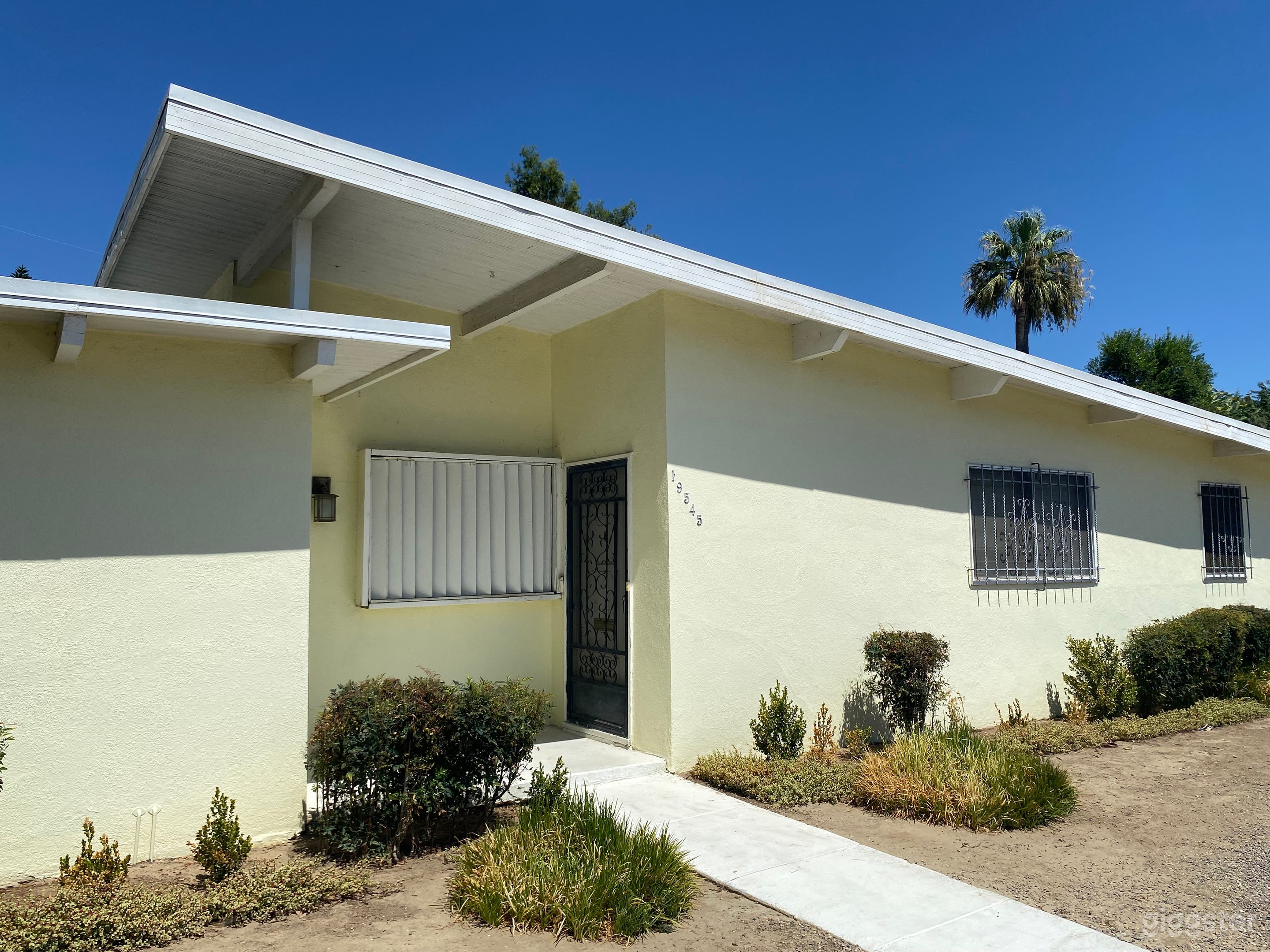 Mid Century Modern Home Exterior Large Lot Garden Photo 2