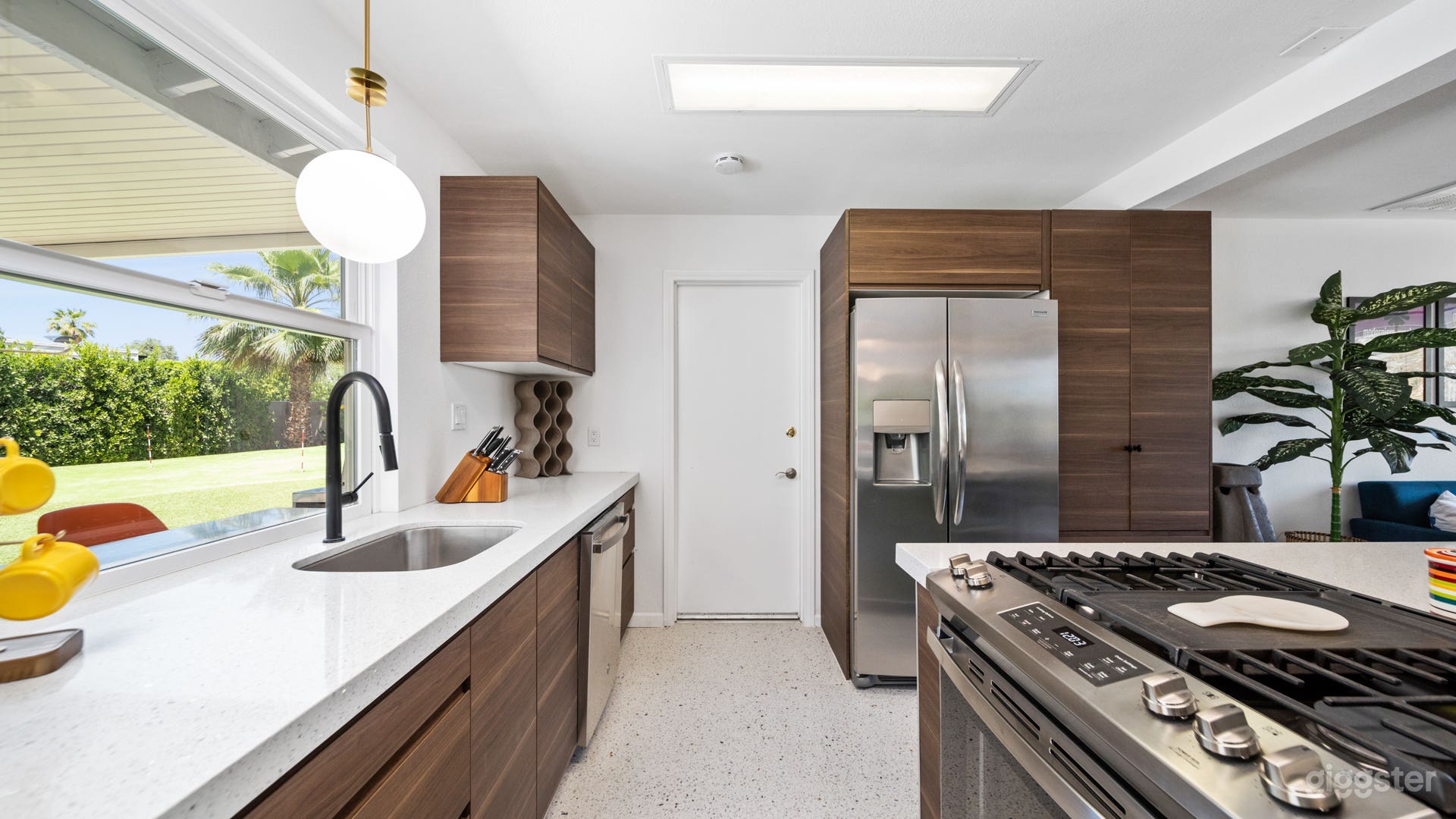 Desert Sunrise in famous Movie Star Colony Photo 4