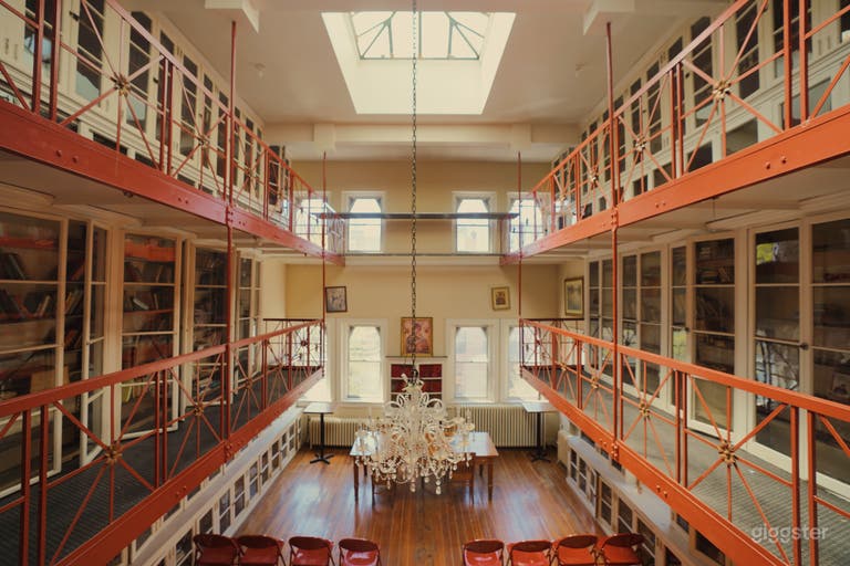  East Village Bright Collegiate Library 