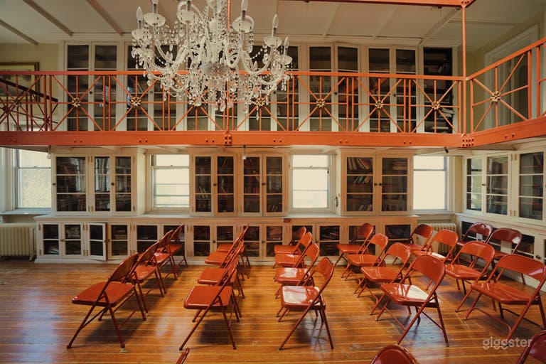  East Village Bright Collegiate Library 