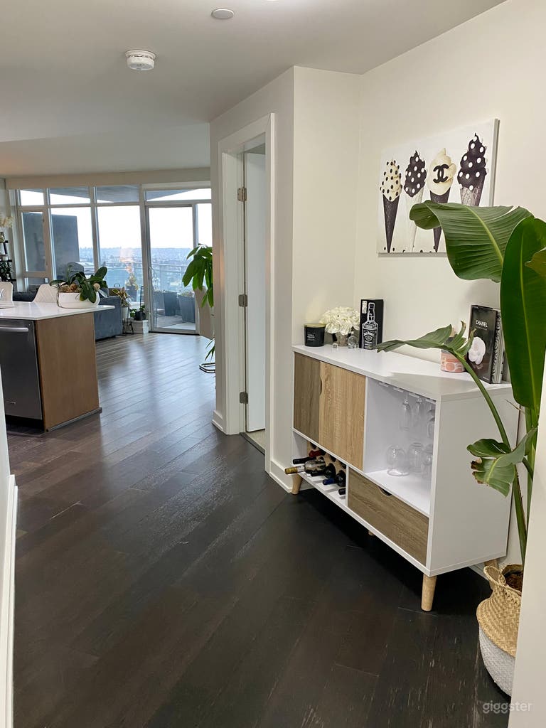  Bright zen photography space with a view! 