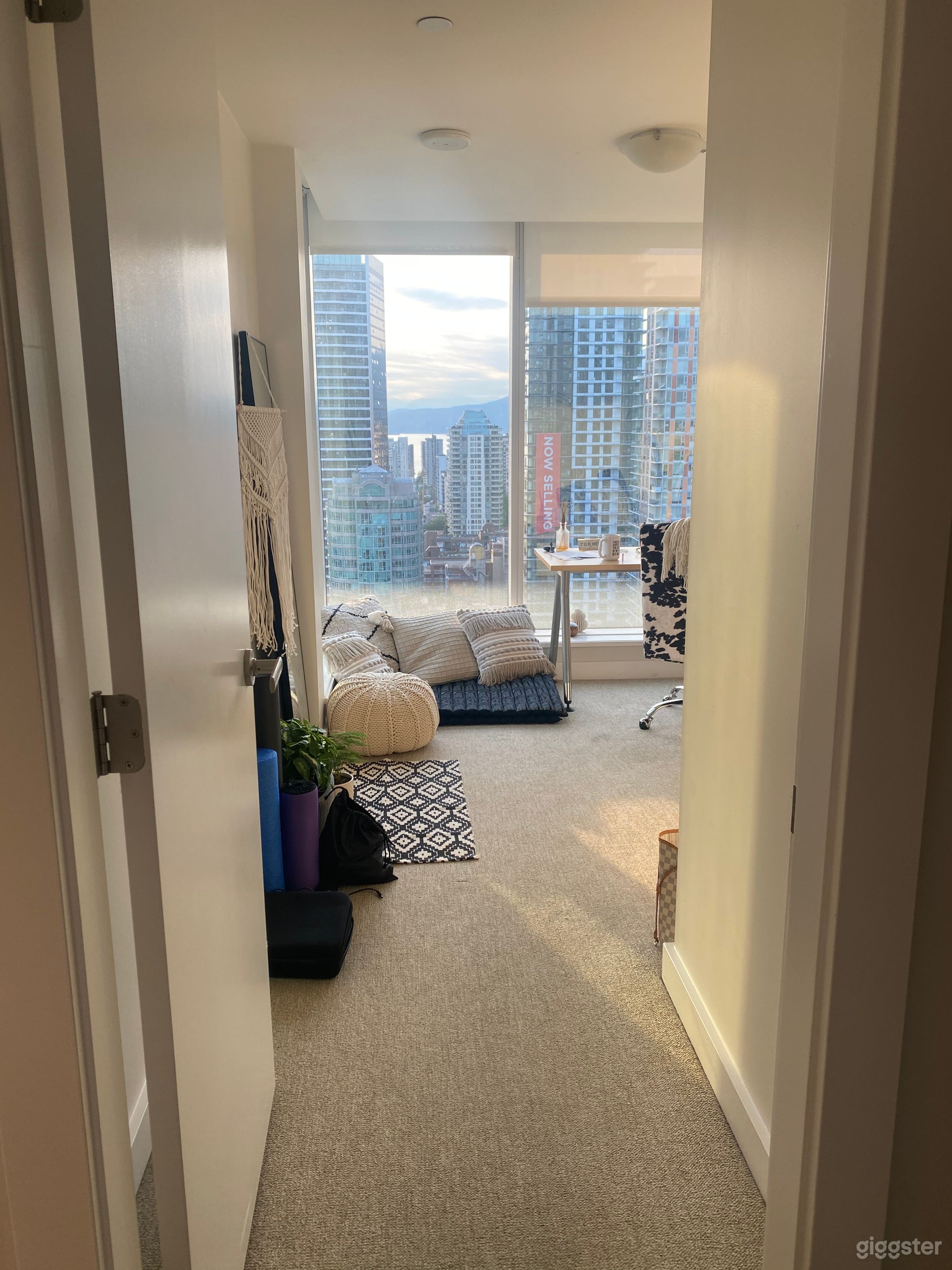 Bright zen photography space with a view! Photo 3