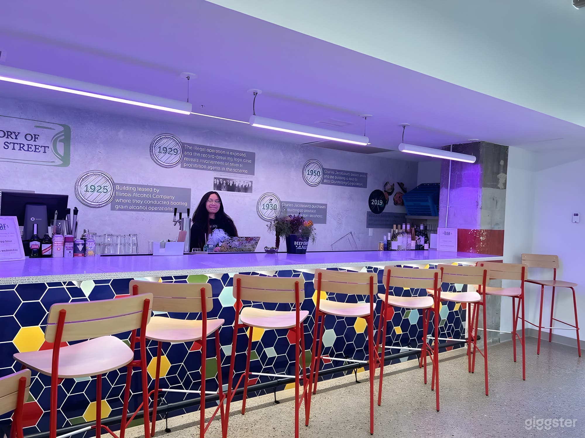 The Neon Bar &amp; Lounge Photo 2