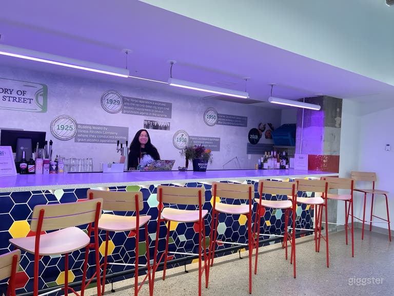  The Neon Bar & Lounge 