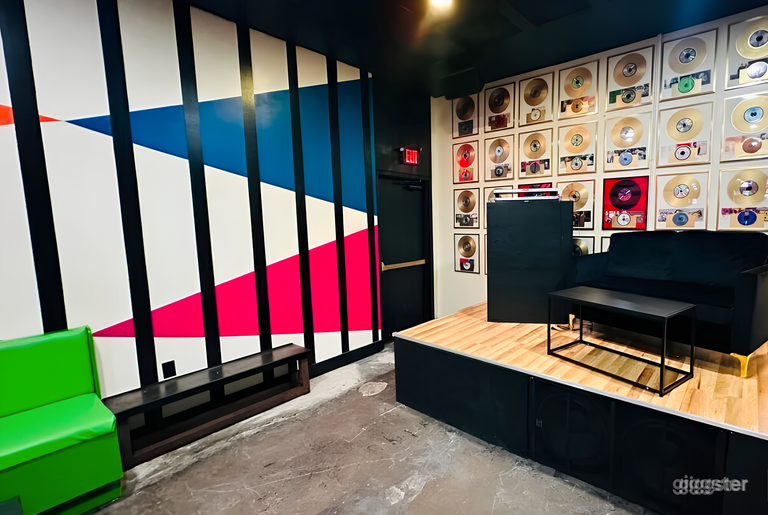  Downtown Bar and Lounge 