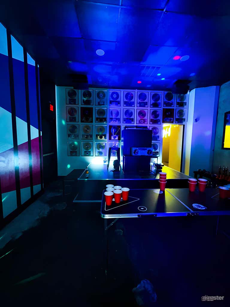  Downtown Bar and Lounge 